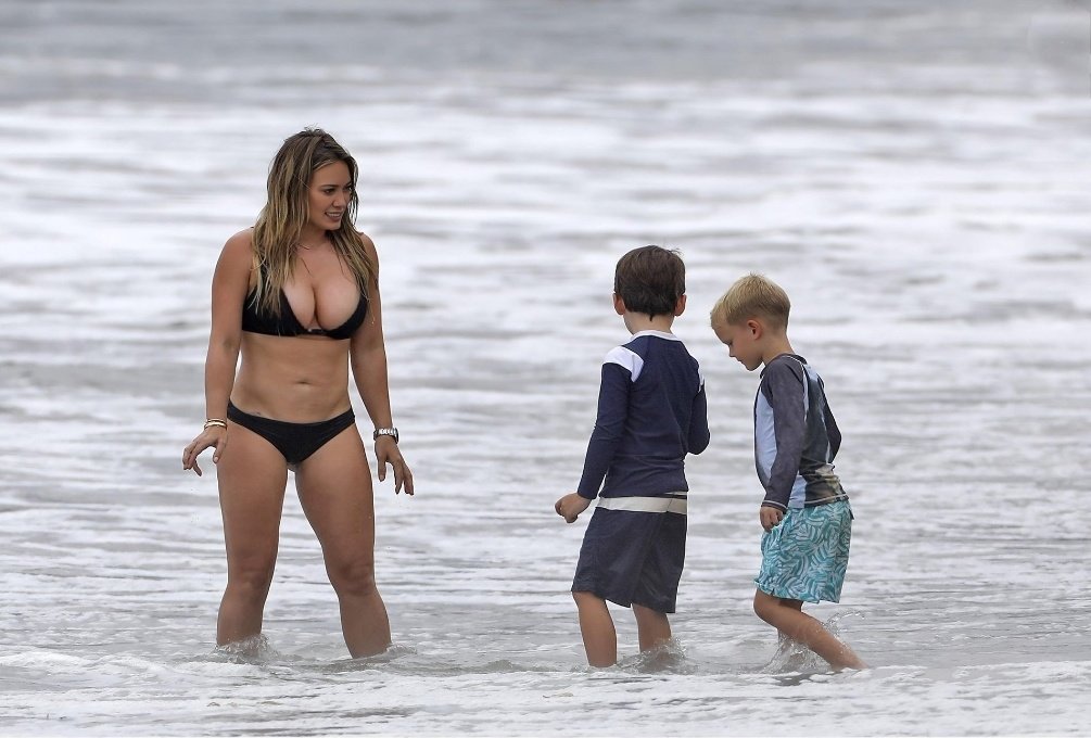 InXameliar's tweet photo. Hilary Duff at 38, mother of 4 sons still hotter than most Gen Z celebs https://t.co/5RY51KR0UC