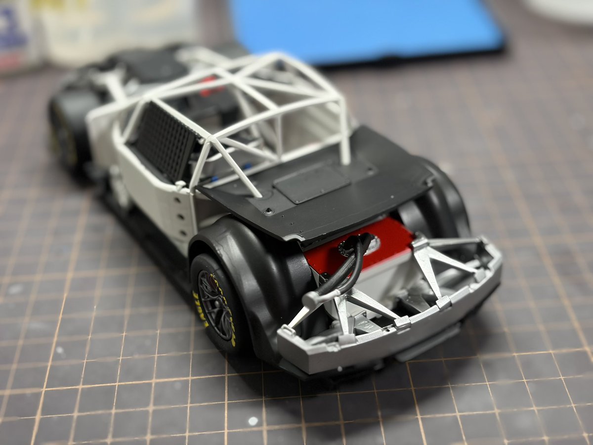 pochiwan's tweet photo. サルビノスNASCARカイル・ブッシュ製作
フレーム全部組みました！海外キットということもあり組み立て難易度高めなんですが、もう何度も経験してるので今まで一番いい感じかも♪ボディの方はたっぷりクリアコートしました！ https://t.co/MsEu7N8vd1