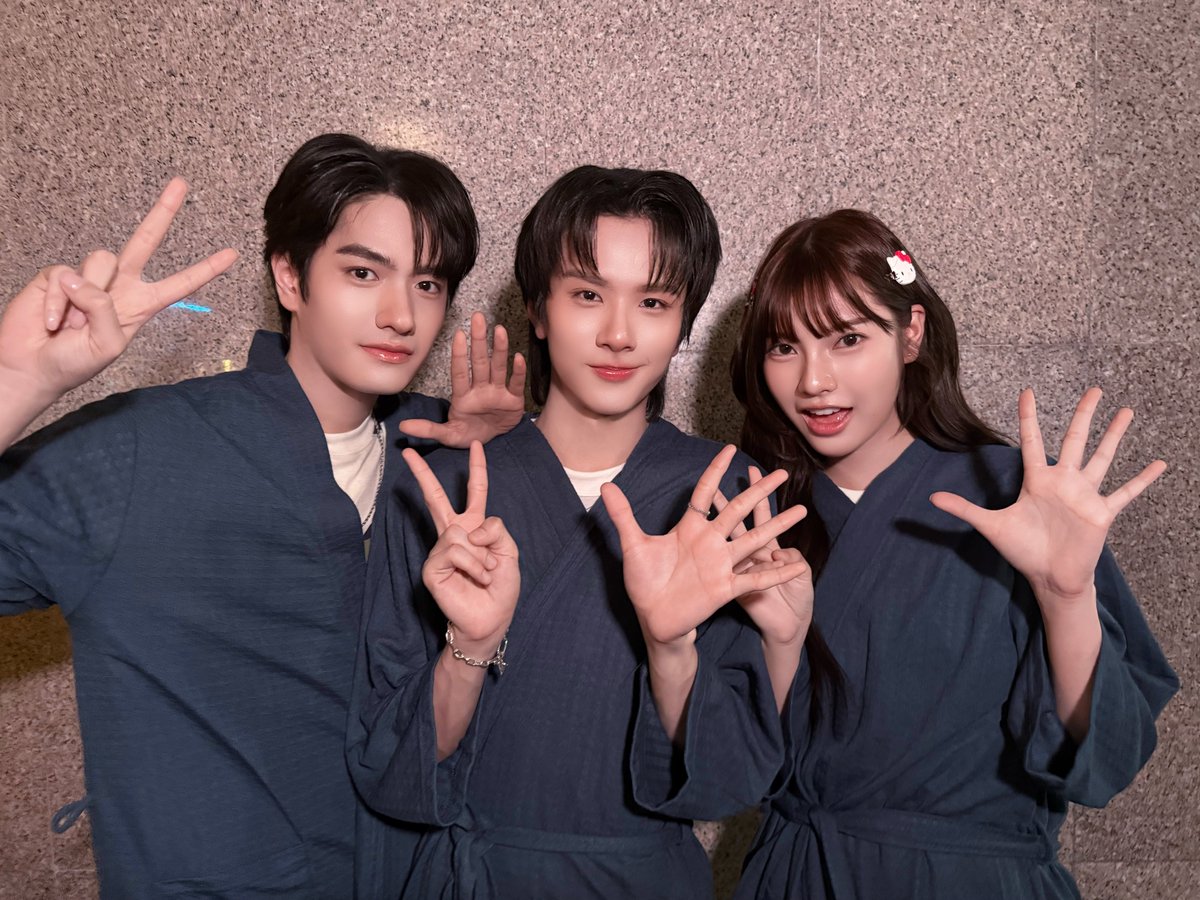 MrFanboySeries's tweet photo. รักสุดใจนายแฟนบอย Mr. Fanboy Series 📸

รวมพลตัวตึงประจำกอง! ในที่สุดมากันครบสักที วันนี้คึกอะไรกันค้าาา อารมณ์ดีกันใหญ่ ทั้ง 'น้องเจย์ น้องว่าน น้องวิว' เอเนอร์จี้ล้นเบอร์สิบ เจ๊ตามไม่ทันแล้วลูกกก 🔋💯

ใครไหวไปก่อนเลย ทางนี้เจ๊ขอยาด��ด่วน! มีใครว่างมาช่วยเจ๊จับปูใส่กระด้งบ้าง พิมพ์ +1 มาช่วยเจ๊เลี้ยงเด็กหน่อยเร๊ววว 🏳️😂

MR FANBOY Q25
#รักสุดใจนายแฟนบอยQ25