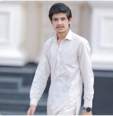 sajidusmani787's tweet photo. اس بندے کا کونٹینٹ مجھے کبھی پسند نہیں آیا اور نہ ہی کبھی اسکا پورا ولوگ دیکھا لیکن ناموس صحابہ پر آجکل جو یہ پہرہ دے رہا ہے افسوس کے ساتھ کہنا پڑ رہا ہے ک�� بڑی بڑی نام نہاد جماعتوں کے سربراہ یہ کام نہی کر سکے ایک آدھ سربراہ نے مذمتی بیان دیا فیسبک پر لیکن وہ بھی مذمت کی حد تک ہی رہے کوئی عملی اقدام نہیں اٹھایا اصل میں یہ کرنے کا کام تو جماعتوں کا تھا لیکن وہاں مکمل خاموشی ہے ۔۔۔
اب پاکستان  میں یہ وقت آ گیا ہے کے ایک طبقہ دھڑلے سے صحابہ کی گستاخیاں کرتا ہے اسکو کوئی روکنے ٹوکنے والا نہی اور اگر کوئی اُسکی مذمت بھی کر دے تو وہ انتشاری کہلاتا ہے اور قانون کی گرفت میں آ جاتا ہے۔۔

اصل کرنے کا کام تو ہمارا ہے کے ہم جس جماعت سے تعلق رکھتے ہیں کم اس کم اپنی جماعت کے عہدیداران سے اتنا سوال تو کریں کے آیا ہماری جماعت نے ان گستاخ ��حابہ کے خلاف کیا عملی قدم اٹھایا ہے اور اُسکا نتیجہ کیا نکلا ہے؟؟

اور آخر پے ایک اہل سنت کی جماعتوں سے درخواست ہے کے 
اگر آپ کچھ نہی کر سکتے تو کم از کم یہ جو اکیلا کھڑا ہوا ہے خدارا اسکو سپورٹ تو کریں۔۔۔