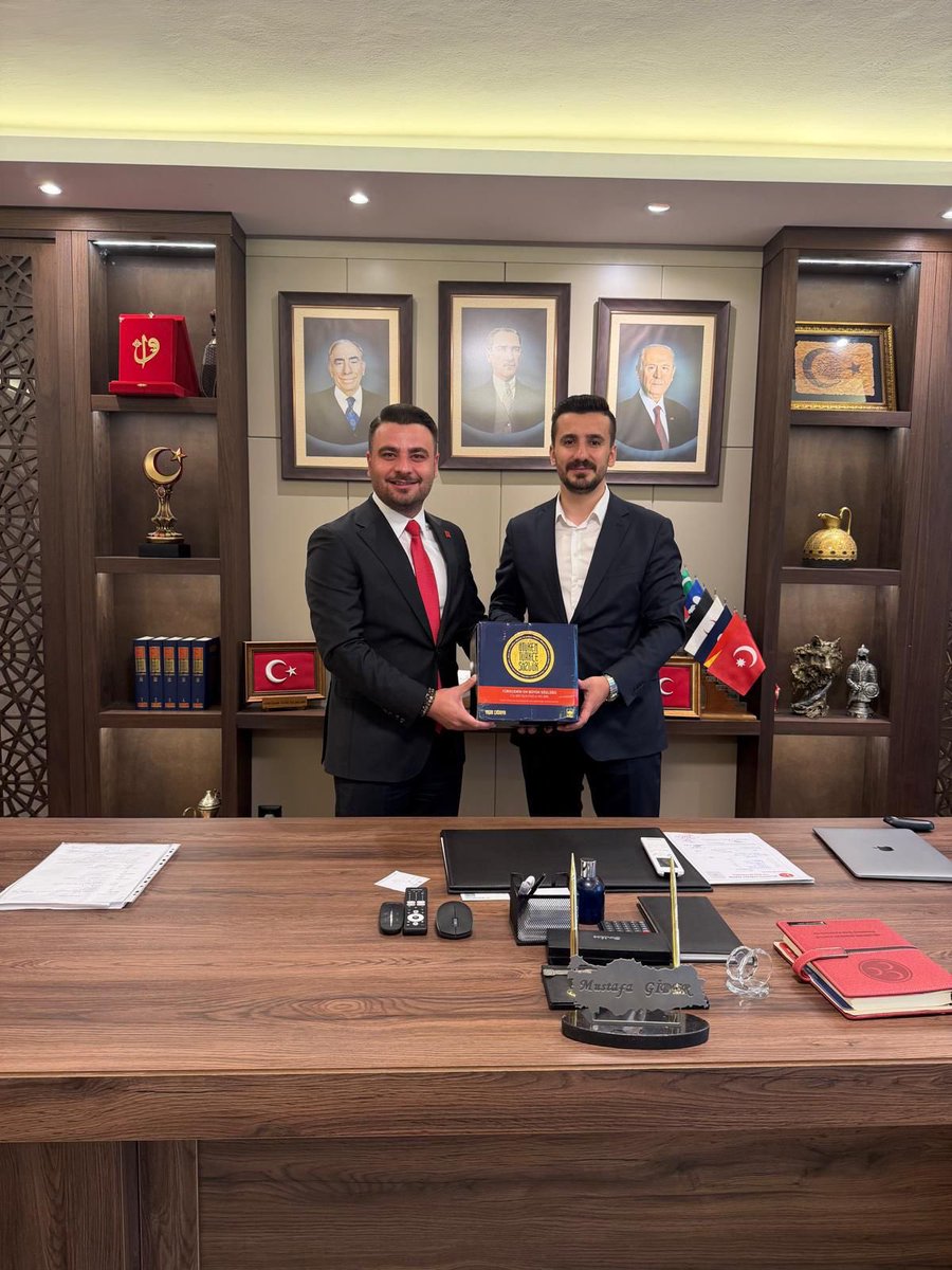 BerkTutuncu's tweet photo. Milliyetçi Hareket Partisi Üsküdar İlçe Başkanı Sayın Mustafa Gider’e, yeni görevini tebrik etmek ve hayırlı olsun dileklerimizi iletmek üzere bir nezaket ziyaretinde bulunduk.

Ziyarette; Grup Başkanvekilimiz Erhan Eyvel, MHP Grup Başkanvekili Davut Uyguntürk, yöneticilerimiz ve meclis üyelerimizle birlikte Üsküdar’ımızın gündemine ilişkin karşılıklı görüş alışverişinde bulunduk.

Demokrasimizin en önemli gücü; diyalog, karşılıklı saygı ve ortak akıl kültürüdür. Üsküdar’ımızın yararına olacak her konuda iletişim kanallarının açık tutulmasının ve yapıcı iş birliğinin değerine inanıyoruz.

Nazik ev sahiplikleri ve anlamlı hediyeleri için Sayın Mustafa Gider’e teşekkür ediyor, ilçe başkanlığı görevinde kendisine başarılar diliyorum.