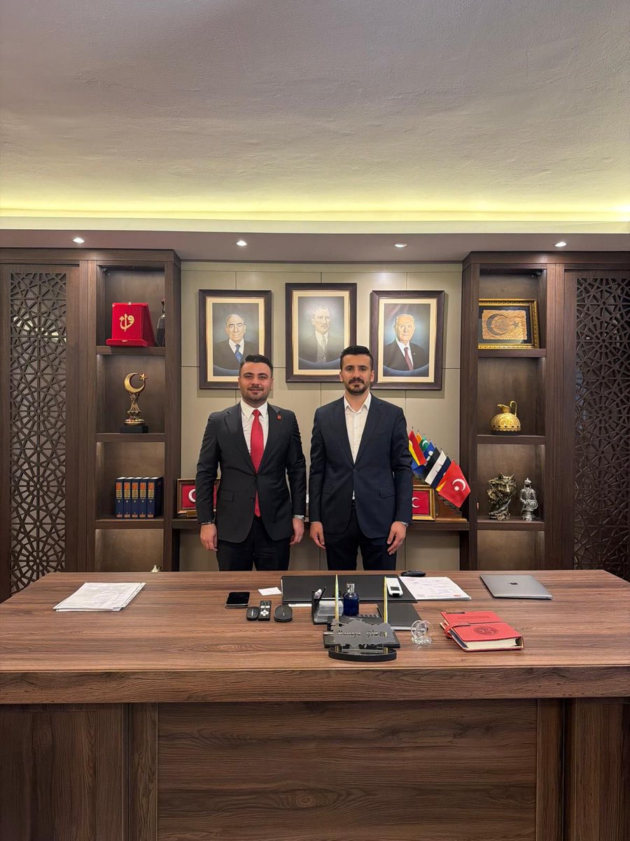 BerkTutuncu's tweet photo. Milliyetçi Hareket Partisi Üsküdar İlçe Başkanı Sayın Mustafa Gider’e, yeni görevini tebrik etmek ve hayırlı olsun dileklerimizi iletmek üzere bir nezaket ziyaretinde bulunduk.

Ziyarette; Grup Başkanvekilimiz Erhan Eyvel, MHP Grup Başkanvekili Davut Uyguntürk, yöneticilerimiz ve meclis üyelerimizle birlikte Üsküdar’ımızın gündemine ilişkin karşılıklı görüş alışverişinde bulunduk.

Demokrasimizin en önemli gücü; diyalog, karşılıklı saygı ve ortak akıl kültürüdür. Üsküdar’ımızın yararına olacak her konuda iletişim kanallarının açık tutulmasının ve yapıcı iş birliğinin değerine inanıyoruz.

Nazik ev sahiplikleri ve anlamlı hediyeleri için Sayın Mustafa Gider’e teşekkür ediyor, ilçe başkanlığı görevinde kendisine başarılar diliyorum.