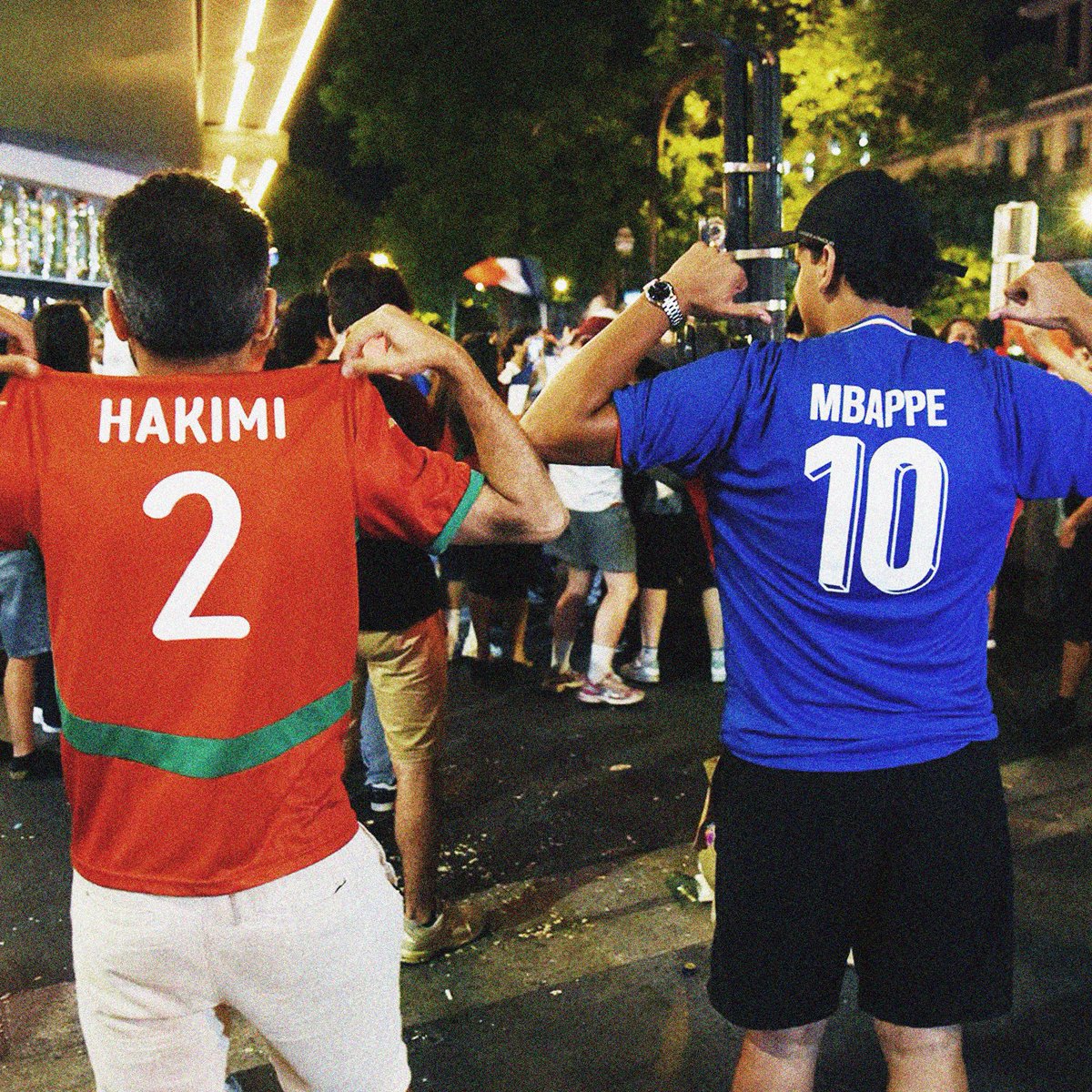 ActuFoot_'s tweet photo. 🚨 Le message de la FFF avant le quart de finale face au Maroc 🇲🇦 ce soir 👇 :

« Ce soir, une place en demi-finale se joue face au Maroc.

Fair-play, respect de l'autre, solidarité : voici des valeurs qu'incarne notre Équipe de France depuis le début de cette Coupe du monde.
Soyons à la hauteur de cette image ce soir.

Toutes et tous derrière les Bleus ! 🇫🇷 »

📲 @FFF