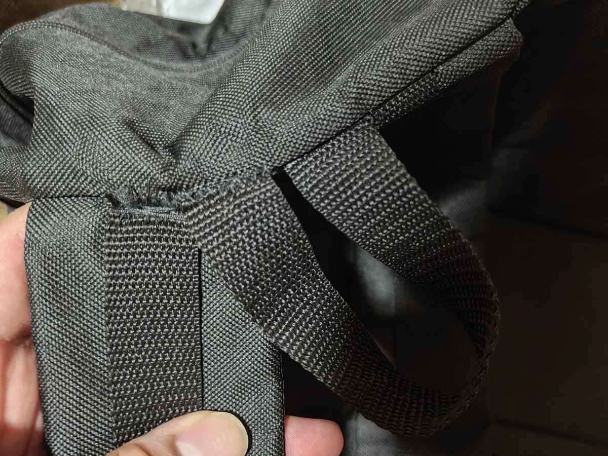 Hiccup1003's tweet photo. メルカリでリュック買ったらゴミが届いたんだけどw
出品の写真と全然違うしww
自分で縫ってるわ、底が穴空いてるレベルで透けてるわ、ボロボロだわ💦
さすがにこれは酷すぎんか https://t.co/ZUzviSVLyK