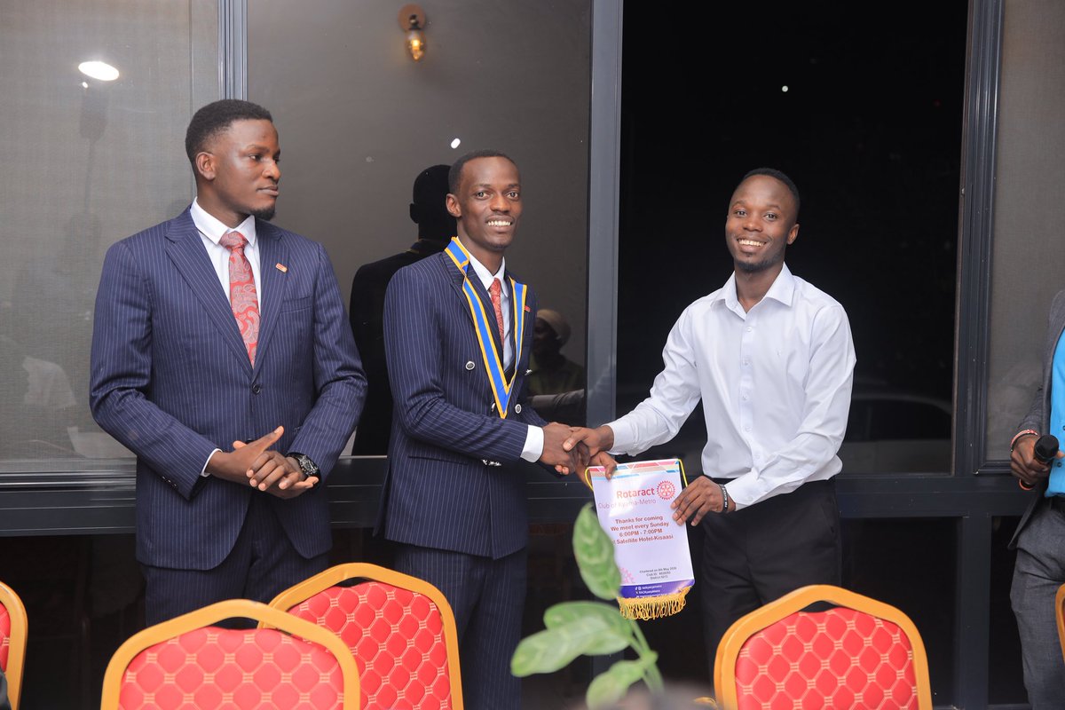 RACKyanjaMetro's tweet photo. The Club President @Nash85559808 and PE @Dannymutebi took a moment to exchange banners with the  invited Rotary and Rotaract clubs, friends of Rotary and Guests, Celebrating fellowship, friendship and Rotary tradition that connects us across clubs and Communities. https://t.co/pxFcEQc8ur