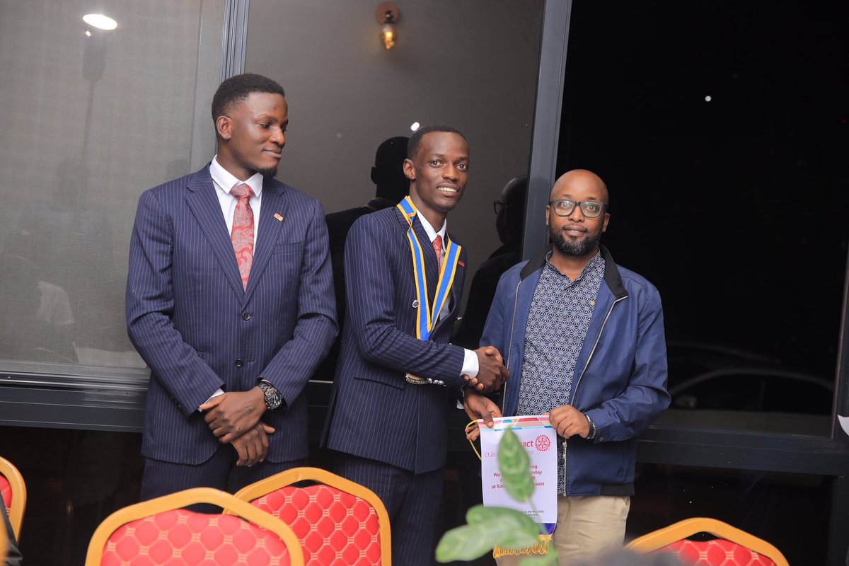 RACKyanjaMetro's tweet photo. The Club President @Nash85559808 and PE @Dannymutebi took a moment to exchange banners with the  invited Rotary and Rotaract clubs, friends of Rotary and Guests, Celebrating fellowship, friendship and Rotary tradition that connects us across clubs and Communities. https://t.co/pxFcEQc8ur