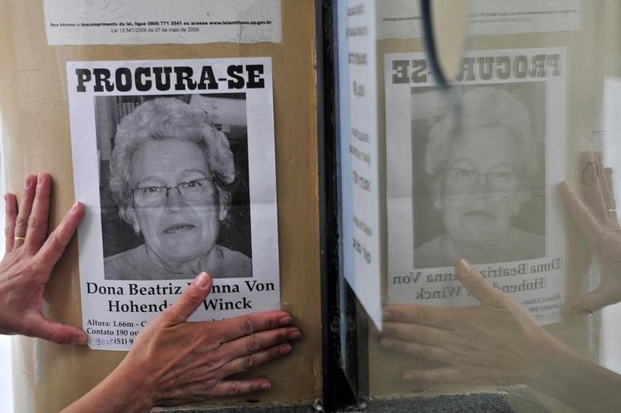 cafeccrime's tweet photo. CASO BEATRIZ WINCK: Em outubro de 2012, durante uma viagem religiosa a Aparecida, uma aposentada desapareceu em meio a milhares de peregrinos. Ela foi vista pela última vez esperando o marido do lado de fora de uma loja. Segundos depois, sumiu sem deixar vestígios. Segue o fio 🧵 https://t.co/r0OOGOwB0q