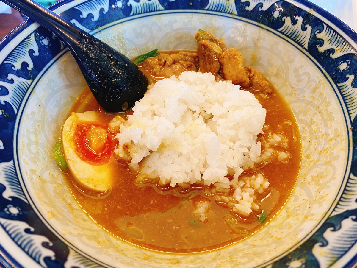 Pshachiku7's tweet photo. 昨日のラー活は #一世風靡 

鶏肉と野菜のカレーとんこつ+大盛+味玉+ライス

辛さはそれほどでもないが食べ進めると
じんわりと汗が💦
麺を食べ終えたら当然ライスをドボン🍚
夏らしい一杯🍜

たいへん美味しくいただきました♪😋
#ラーメン #ラー活 #麺活 #カレー https://t.co/HoAChByeLF