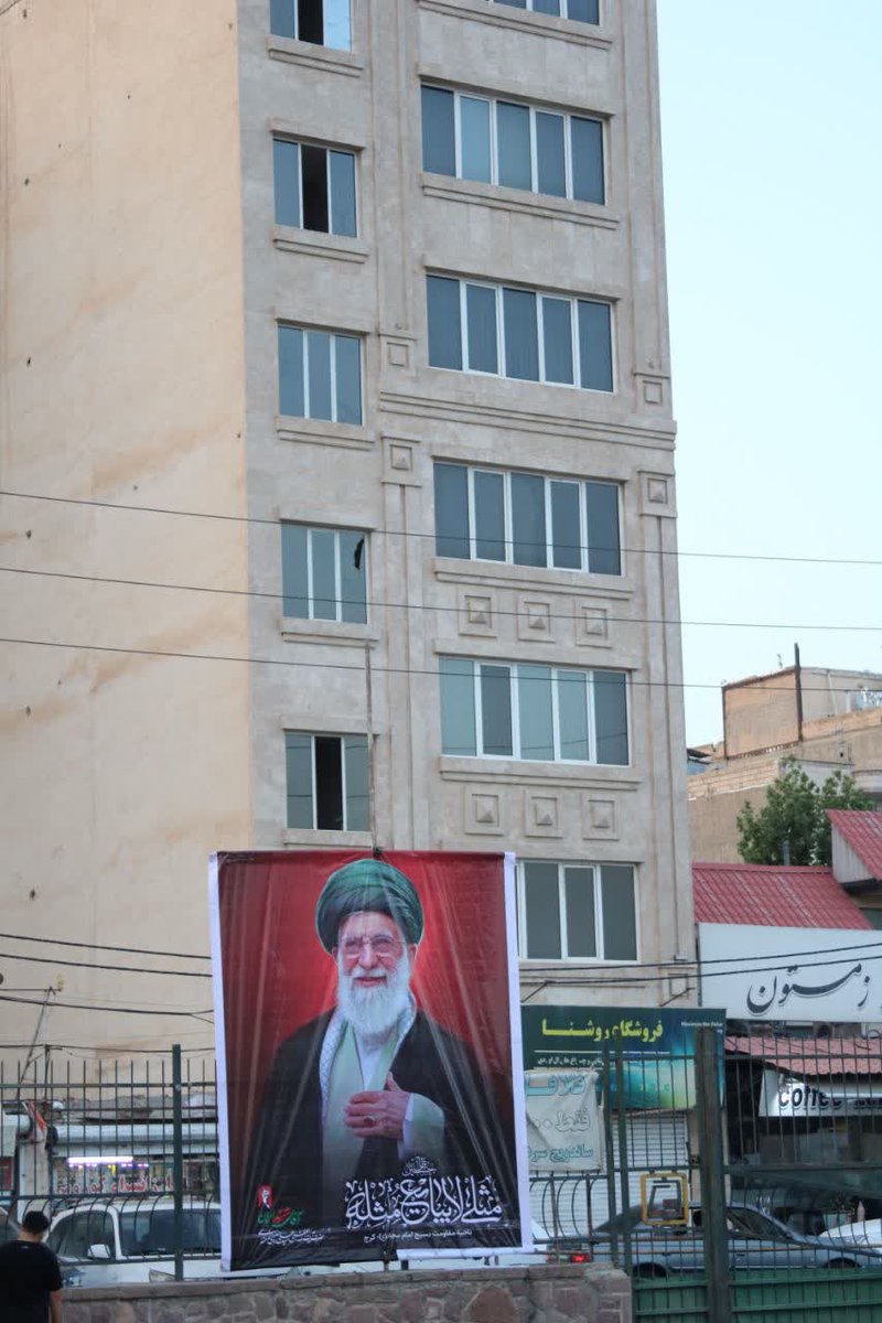 Saleh_azizikh's tweet photo. تفاوت این تشییع با دیگر مراسم‌ها، در «عزت» است؛ مردمی که سرشان بلند است و به راهشان ایمان دارند. 
#باید_برخاست 
#راه_ولایت https://t.co/i5FEXq0h4L