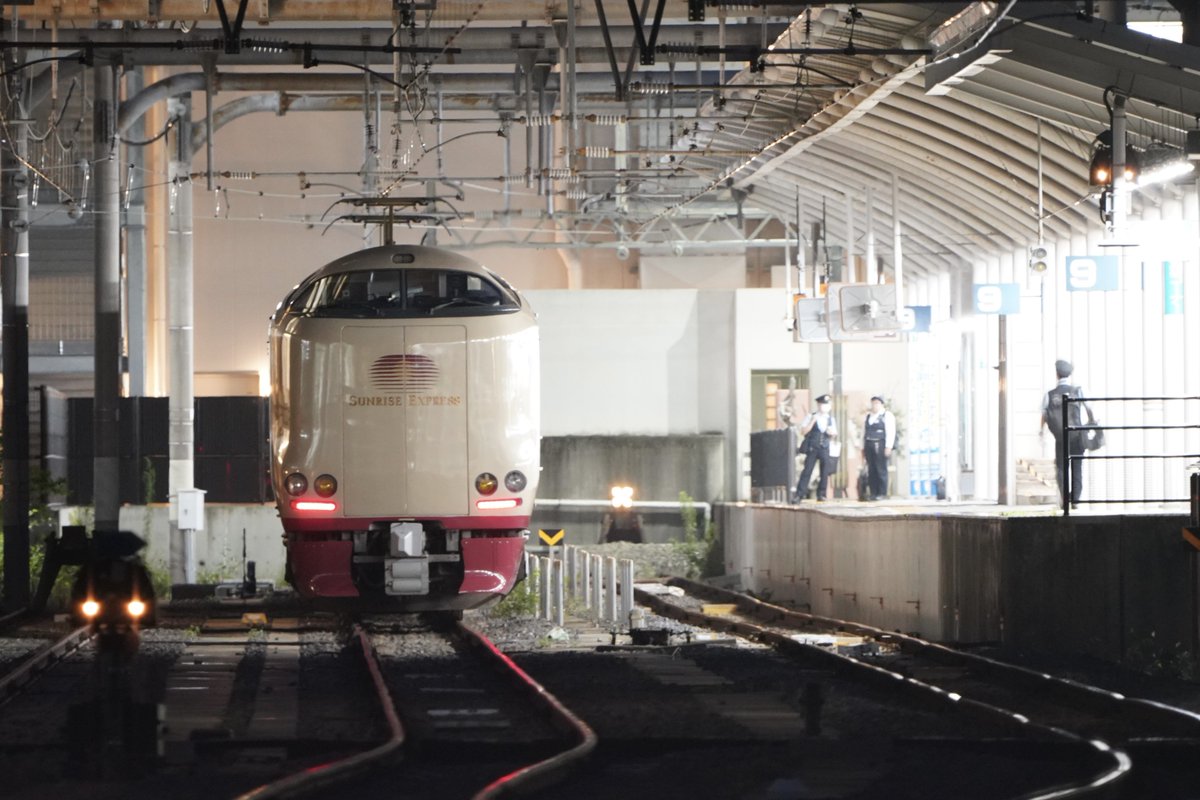yanagi185's tweet photo. 7月9日
5031M285系I4編成　5032M285系I2編成
7月8日の東京行きが運休になったことにより高松駅でサンライズが並びました https://t.co/7Vt8Njz0Ux