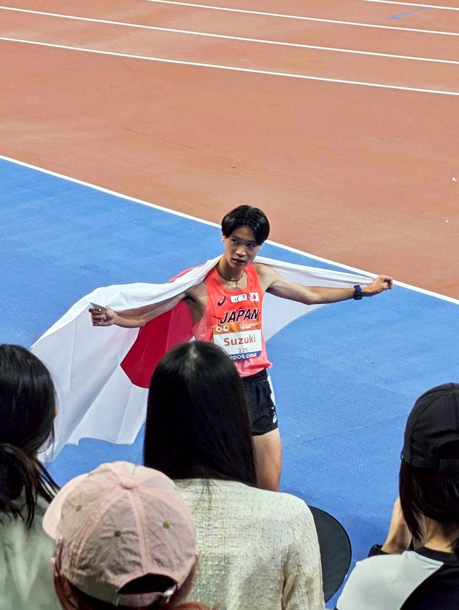 jaaf_official's tweet photo. /／
【#U23アジア選手権】
男子5000mで金メダル獲得🥇
\＼

◆男子5000m
1位🥇#鈴木琉胤（早稲田大学・千葉）
14分01秒24

引き続きU23日本代表への応援を
よろしくお願いします🇯🇵

📹ライブ配信
⇒https://t.co/3ljReEdbex

✅日本代表など大会情報
https://t.co/2guEBhpM1b
#陸上 #U23日本代表 #JAAF https://t.co/ToDm0TCTu4