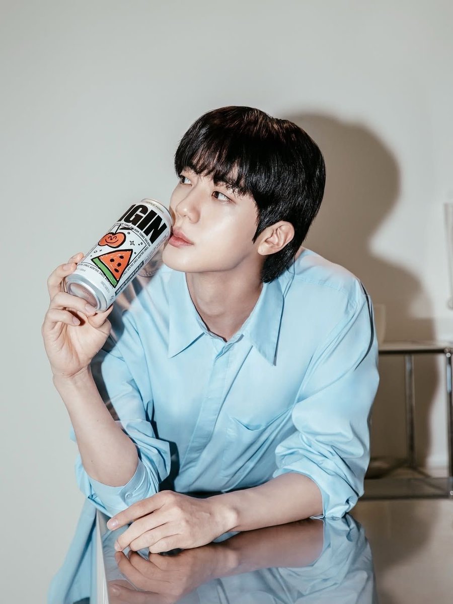 jinnieacess's tweet photo. 📰 | TEREMOS IGIN AMÉRICA DO SUL!

A ‘Jinis Lamp’ empresa na qual conta com investimento de Jin (do BTS), lançará uma nova bebida alcoólica tradicional. Nome provável: "On The Lamp". 

"A Jinis Lamp planeja lançar uma nova bebida alcoólica tradicional coreana ainda este ano. Com o sucesso de seu produto principal, o IGIN, e o rápido crescimento das vendas no exterior, a empresa está expandindo seu portfólio com um novo lançamento.

Segundo fontes do setor em 9 de julho, a Jinis Lamp iniciou recentemente o processo de registro de marca para sua próxima bebida tradicional. "On The Lamp" e "IGIN The Lamp" estão sendo fortemente considerados como nomes para a marca.

Embora o novo produto esteja sendo desenvolvido como uma bebida alcoólica tradicional coreana, a categoria específica da bebida ainda não foi revelada.

Uma fonte da Jinis Lamp afirmou: "É verdade que estamos preparando o lançamento de uma bebida tradicional, mas não podemos revelar a categoria exata neste momento", acrescentando: "Entramos com vários pedidos de registro de marca enquanto decidimos o nome final".

[…] O produto também se mostrou muito popular no exterior, com cerca de 60% das vendas acumuladas provenientes de mercados internacionais.

Atualmente, Japão e China são os maiores mercados da marca no exterior. O IGIN é vendido no Aeon Mall, no Japão, e na KKV, uma loja de estilo de vida na China, e está expandindo sua presença para a América do Sul este ano. Na Coreia, a marca vem ampliando sua rede de distribuição, começando pela rede GS25 […].

#Jin #BTSJin @igin_sns
