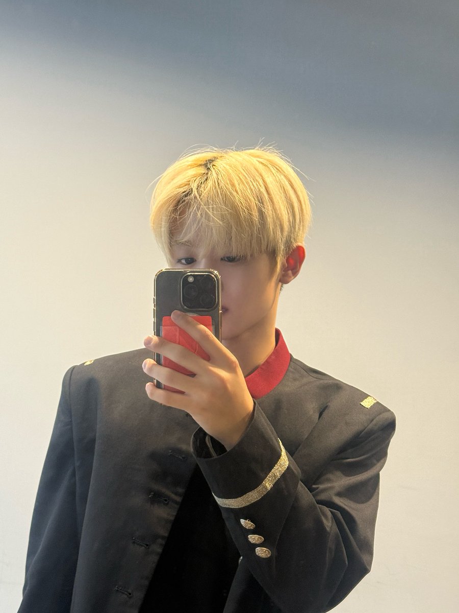 YOUNITE_twt's tweet photo. 비온당 우산써 유니즈☂️

#우노 #WOONO https://t.co/HzNAkkLGGq