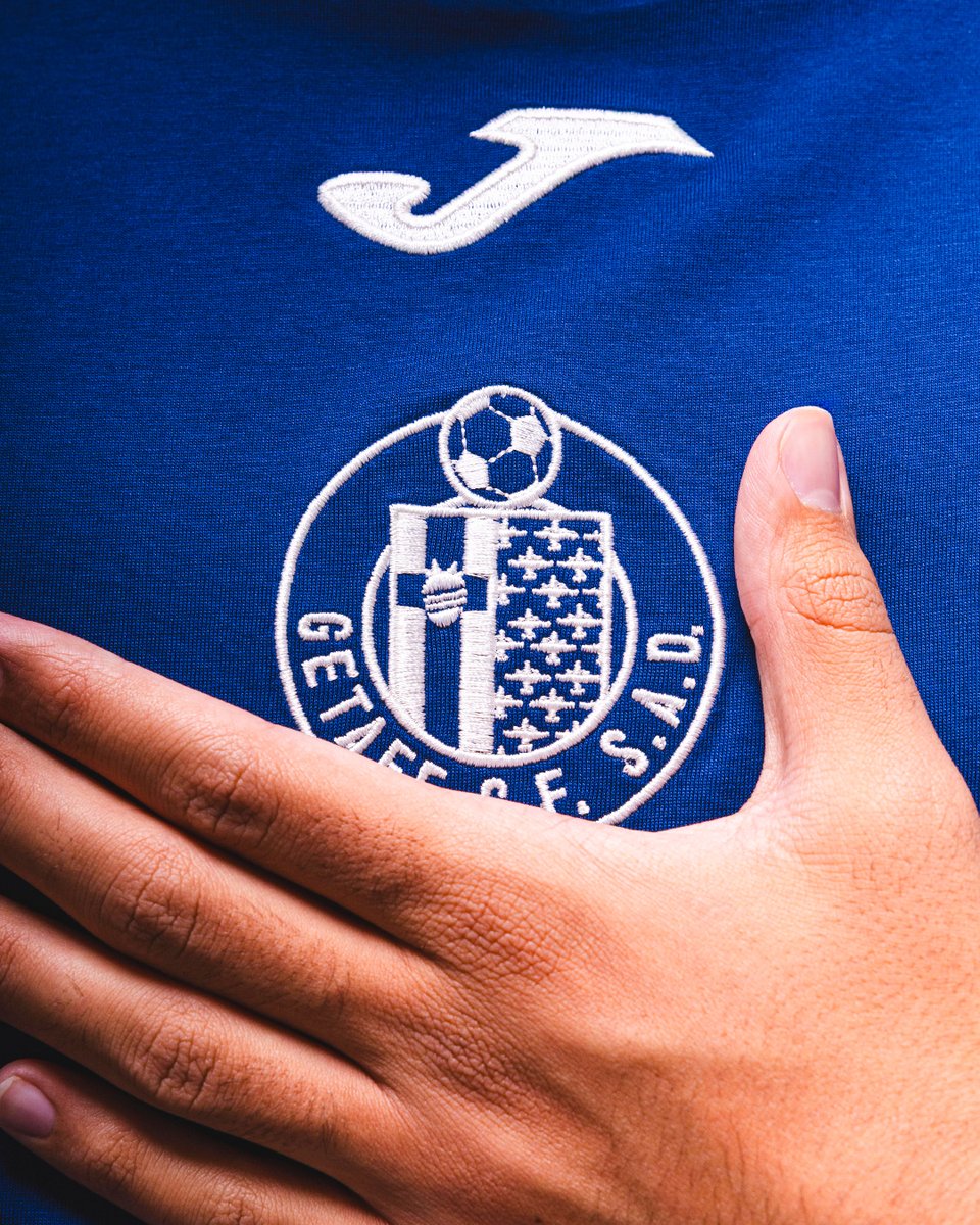 GetafeCF's tweet photo. 😍 Lo vuestro con esta camiseta ha sido un 𝐟𝐥𝐞𝐜𝐡𝐚𝐳𝐨. 💘

Y, sinceramente... os entiendo. 𝐄𝐬 𝐮𝐧 𝐜𝐚𝐦𝐢𝐬𝐞𝐭𝐨́𝐧. 😮‍💨💙

🔥 Ya 𝐝𝐢𝐬𝐩𝐨𝐧𝐢𝐛𝐥𝐞 𝐞𝐧 𝐭𝐢𝐞𝐧𝐝𝐚 𝐟𝛊́𝐬𝐢𝐜𝐚. 💻 Muy pronto, también en la tienda online. https://t.co/Ofs1DJta7E