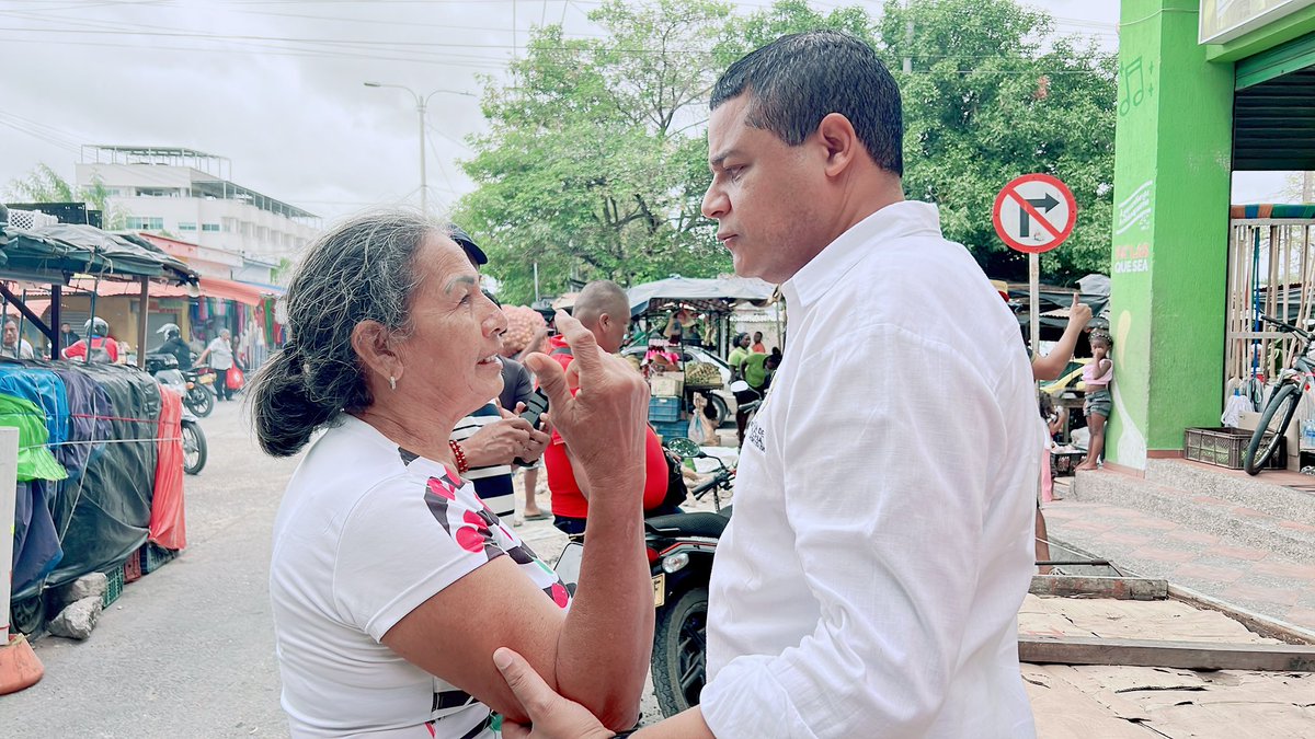 GenaroRedondoC's tweet photo. Hoy regresé al mercado viejo para escuchar a los comerciantes y aclarar inquietudes sobre el proyecto de la nueva plaza de mercado. Seguimos construyendo este proceso con diálogo, respeto y de la mano de quienes hacen grande este sector. https://t.co/pAWFarVviT