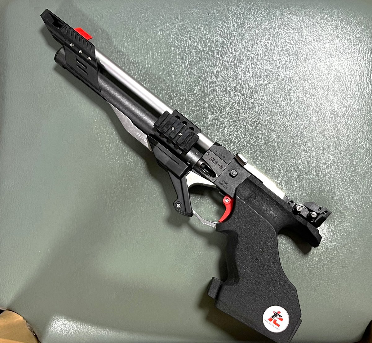 taroppk's tweet photo. APS3用の「当方製作のマウントブリッジ」の側面にレールが脱着(付けたり外したり)できるパーツを試作中です。射撃トレーニングセンサーMantis等がレールに脱着できます。 https://t.co/IP3n9SBpsy