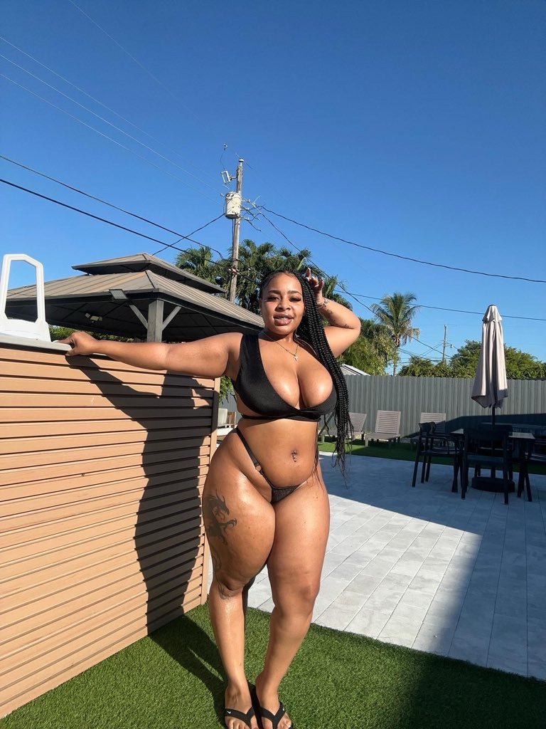 therealdebreEm's tweet photo. Available for FaceTime https://t.co/4WxXEpRyVq