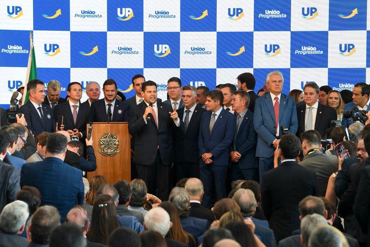 eixopolitico's tweet photo. 🇧🇷 PP e União Brasil devem anunciar neutralidade na disputa presidencial, retirando o apoio à pré-candidatura de Flávio Bolsonaro.

A prisão de Márcio Canella, pré-candidato ao Senado no Rio, e a falta de gestos de Flávio após a ação da PF contra Ciro Nogueira teriam pesado na decisão.