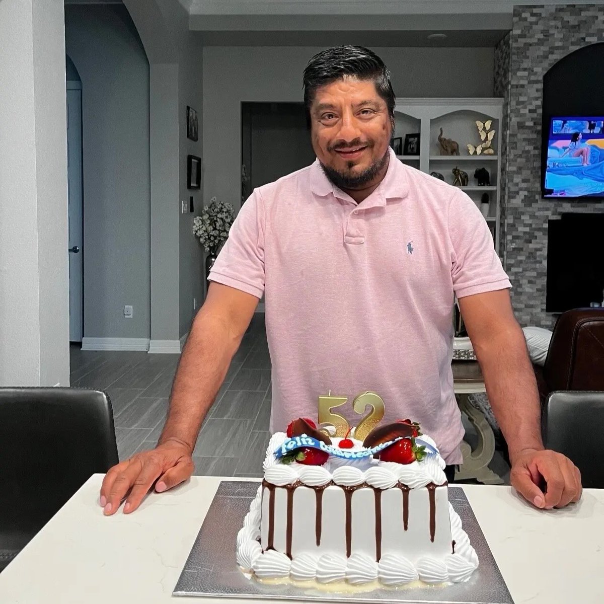 factpostnews's tweet photo. ICE shot and killed Lorenzo Salgado Araujo, a father of 3, in his car while he was on his way to work. https://t.co/ACAjAjYVZg