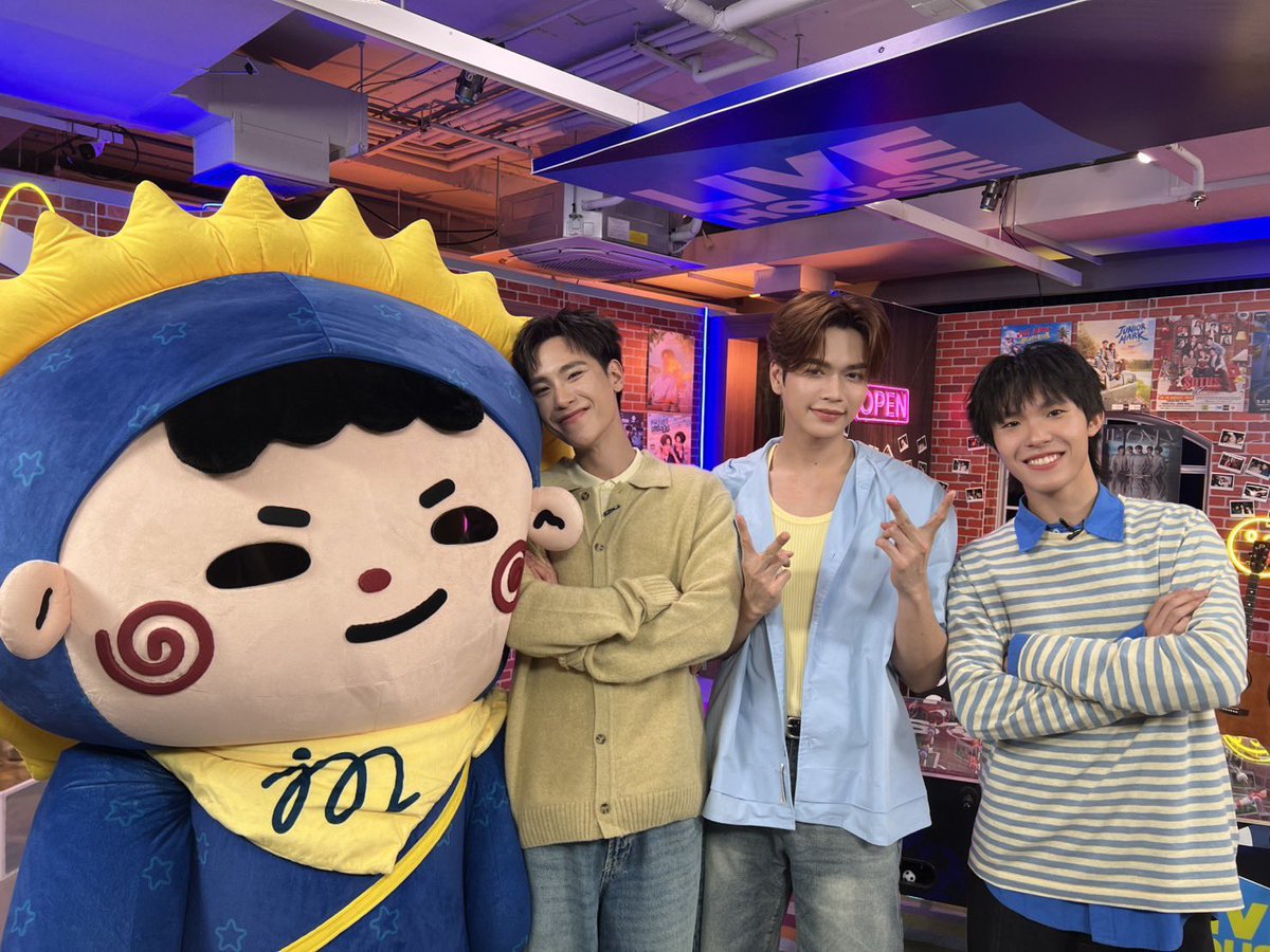 sevendec's tweet photo. แล้วดูสีคอสตูมของทั้ง 4 คนเด่ะ CI เหลืองน้ำเงินบ้านนี้โคสสสสชัด https://t.co/JyHkO7Z73x