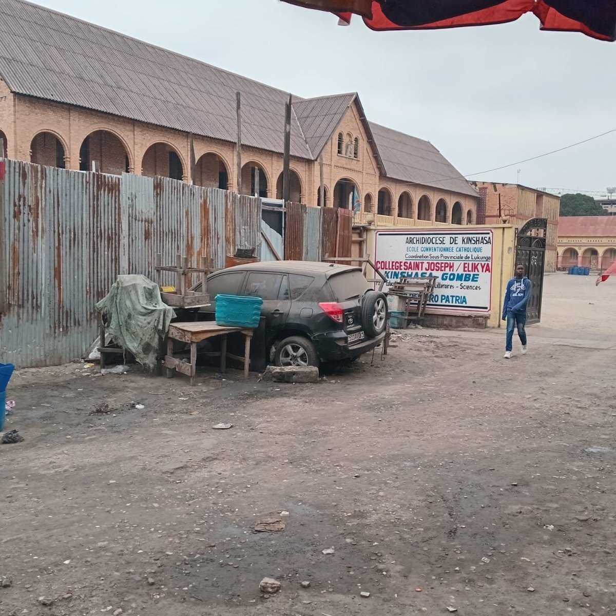 cyrillemilandou's tweet photo. Alerte à  la spoliation : Le Collège Elikya en danger !

Incroyable mais vrai ! Le terrain situé à l’entrée même du mythique Collège Elikya dans la commune  de la Gombe est actuellement victime d'une spoliation par des tiers.

"Ce matin, une équipe de journalistes (Radio Okapi, B-One Télévision, Le Nouvel Observateur) s'est rendue sur les lieux", affirme le journaliste Luc-Roger Mbala. 

Le constat est alarmant : l'espace qui abritait jadis le célèbre arbre "madamier" a été mystérieusement clôturé.

Selon les témoignages des vendeurs locaux, un sujet indien aurait acquis cet espace pour y construire un bar-restaurant. 

Le problème majeur est qu'aucune autorité n'est capable de dire qui a donné cette autorisation. C'est le flou total.

Appel à la mobilisation générale !

"Chers caciples, anciens élèves et défenseurs du patrimoine éducatif, l'heure est grave. Il faut agir immédiatement pour stopper ce énième scandale foncier et protéger le patrimoine de notre école".

La jeunesse et l'éducation ne doivent pas être sacrifiées pour des intérêts commerciaux