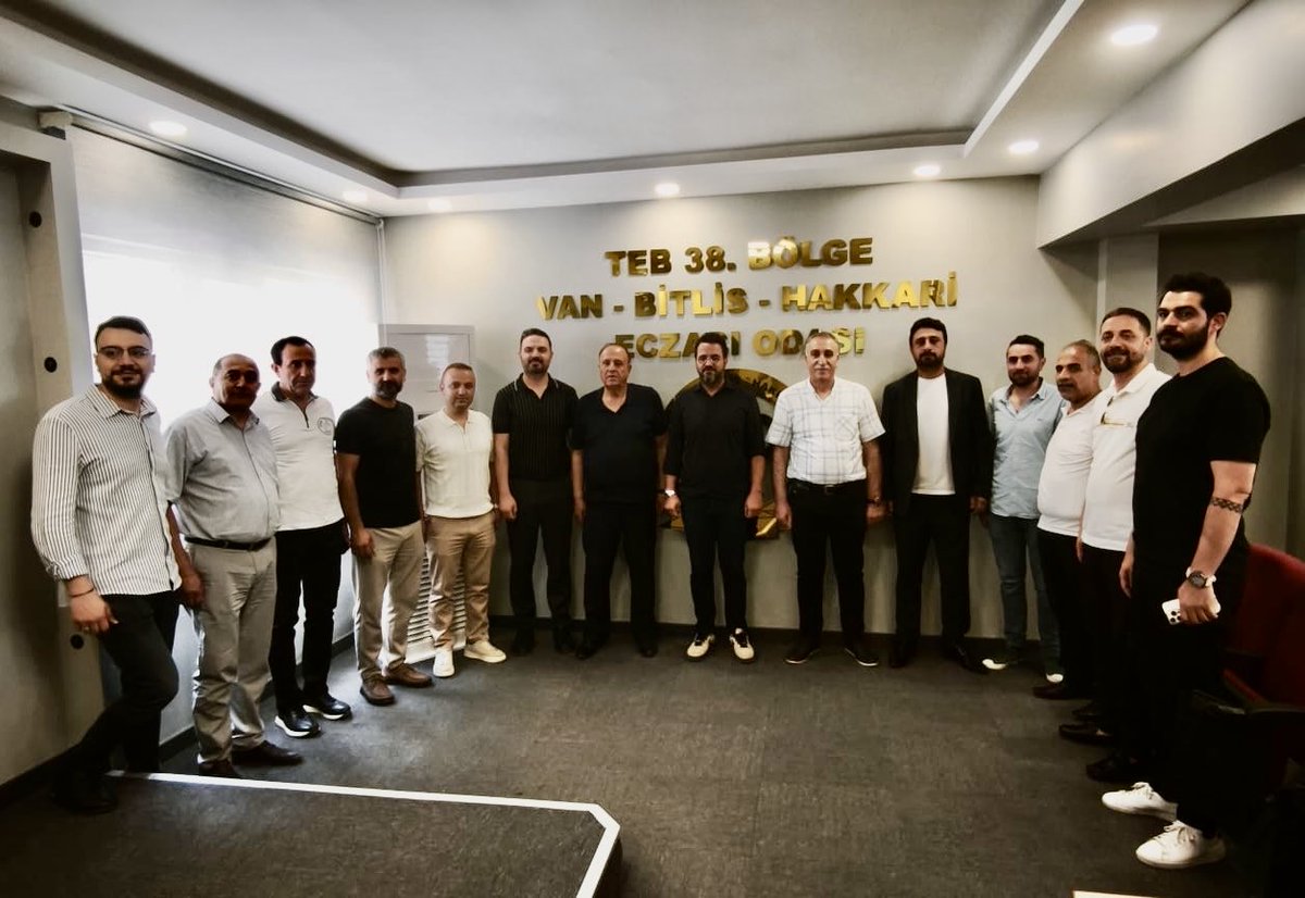 zahirkandas's tweet photo. Türkiye Eczacılar Birliği Van, Muş, Bitlis ve Hakkâri İlleri Temsilciliği’ni ziyaret ettik.

Gerçekleştirdiğimiz ziyarette, bilgi, birikim ve vizyonlarıyla dikkat çeken genç ve dinamik yönetim kadrosuyla bir araya gelmekten büyük memnuniyet duyduk. Son derece samimi bir ortamda sektörün mevcut durumu üzerine kapsamlı istişarelerde bulunarak, bölgemizi yakından ilgilendiren sorunları ve çözüm önerilerini değerlendirme fırsatı bulduk.

Nazik misafirperverlikleri, samimi yaklaşımları ve güler yüzlü ev sahiplikleri için başta yönetim kurulu olmak üzere tüm ekibe teşekkür ediyor; çalışmalarında üstün başarılar diliyoruz.

Genç, donanımlı ve vizyon sahibi kadroların, eczacılık sektörünün gelişimine ve bölgemizin geleceğine önemli katkılar sunacağına yürekten inanıyor, başarılarının artarak devam etmesini temenni ediyoruz.
