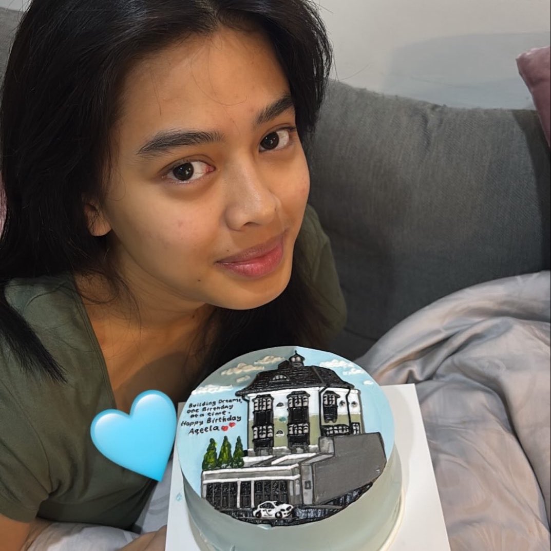 petiteefairry's tweet photo. each gift mama ranie gives aqeela is so thoughtfully chosen.... the honeysuckle june necklace (her birth month), her initial (A) bag charm to the hbd + graduation + fish pandora charms, and even her house on her birthday cake with the sweetest message..... everything is so her 🥹 https://t.co/mj34Ua2Ldm