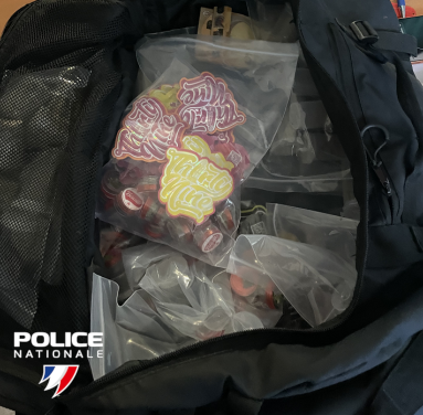 PoliceNat69's tweet photo. #Interpellation | Le 06/07 les policiers du Rhône ont interpellé un individu à #Vénissieux pour détention de stupéfiants.
➡️ Saisie de 1kg de cannabis et 1000€
⚖️ Présenté à la justice, condamné à 9 mois de prison ferme et écroué.
Nous continuons à lutter #ContreLeNarcotrafic https://t.co/efrvaTXdKY