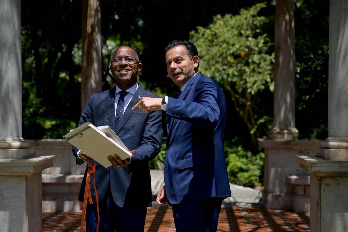 LMontenegro_PT's tweet photo. Recebi hoje o Primeiro-Ministro de Cabo Verde, Francisco Carvalho, que escolheu Portugal para a sua primeira deslocação oficial ao estrangeiro.

Ambos concordámos que Portugal e Cabo Verde são ainda mais do que parceiros próximos: somos países irmãos, unidos pela língua, pela cultura e pelos valores que partilhamos, pela afinidade tão particular entre os nossos povos e pelas importantes comunidades que acolhemos nos nossos territórios. 

Já fazemos muito em conjunto, mas com Cabo Verde queremos fazer sempre mais. Será esse o caminho que continuaremos a trilhar, juntos. 🇵🇹 🤝 🇨🇻