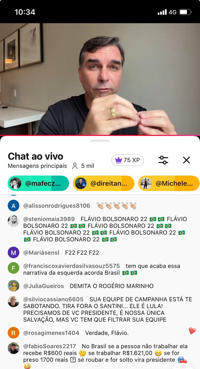 JuliaFreitas96's tweet photo. Ontem, durante a live do @FlavioBolsonaro, eu e várias pessoas no chat ao vivo pedíamos mudanças na equipe da campanha do Flávio.

@rogeriosmarinho deveria ter sido afastado há muito tempo, e a equipe atual deveria ser DEMITIDA! Estão sabotando o Flávio na cara dura!

Só que todos esses sabotadores: Rogério Marinho, Michelle Firmo, Nikolas Ferreira - eles estão com a vida ganha! Fazem corpo mole enquanto o bolso está cheio de dinheiro!

Mais 4 anos de destruição de uma reeleição de Lula não fará a menor diferença na vida deles, enquanto nós, o povo, nos lascamos! Nosso poder de compra foi destruído! 

A esperança que resta ao povo brasileiro, aos presos políticos, ao presidente Bolsonaro eh eleger Flávio presidente com uma bancada de senadores e deputados fiéis!

Meu apelo ao próprio Flávio Bolsonaro é que ele tome as rédeas da própria campanha e das candidaturas ao Senado Federal! Não deixe @CostaNetoPL sabotar essa eleição para presidente e para o Senado! Pelo amor de Deus!