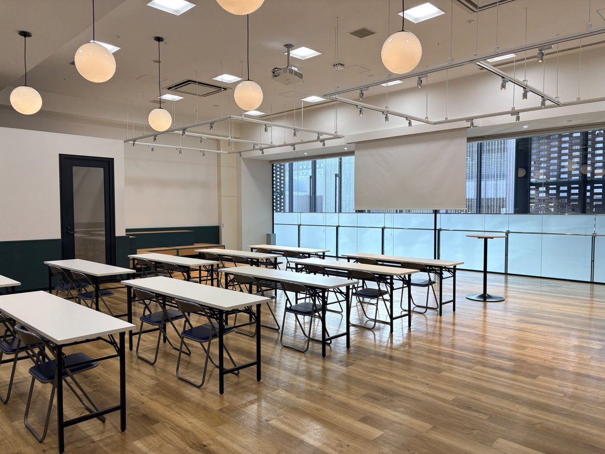 harunatzy's tweet photo. セブ島サマーキャンプの準備も本格化するなか、昨日はつくばへ視察に行ってきました。

冬休みの第14期キャンプの開催地として、たくさんの施設を見学させていただいたり、現地のイノベーションイベントに参加させていただいたり、本当に濃い一日✨

実は、つくばに到着した瞬間に、ジュニアビジネス留学運営スタッフの初江さんが教えてくれたんです。
「ちょうど7年前の今日、はなさん子どもたち連れてつくば来てましたよ」って。

まったく知らずに昨日の予定を立てていたので、本当にただの偶然。でも聞いた瞬間、鳥肌が立ちました。

7年前は、まだ小さかった子どもたちの手を引いて歩いていた場所。
それが今、子どもたちの学びの場をつくるための視察で戻ってきている。偶然と言えば偶然だけど、こういう日は「必然かも」って思っちゃいますよね。

しかも昨日は、ご縁が本当にあれよあれよとつながっていって。

視察予定外で見学させていただいた中で、「ここでやりたい！」と思える最高の会場に出会えたり、イベントで登壇されていた筑波大学の学生起業家さんに、キャンプの「経営者インタビュー」へのご協力をその場でご快諾いただけたり🙌

学生でありながら自分の事業に本気で挑戦している先輩の姿に、子どもたちが触れて、質問をぶつけられる。いつものあの光景がリアルに想像できてワクワクが止まりませんでした！✨

つくばでの第14期ビジネスキャンプ、いい形になりそうな予感です。
準備、がんばりますね☺️