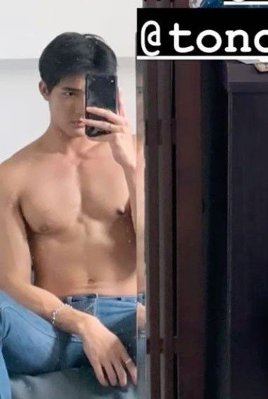 yapnilsc's tweet photo. mix is getting his makeup done while his topless boyfriend in the background is marking his territory like PLEASE WE GET IT THAT'S YOUR MAN https://t.co/TmyaUUuBs7