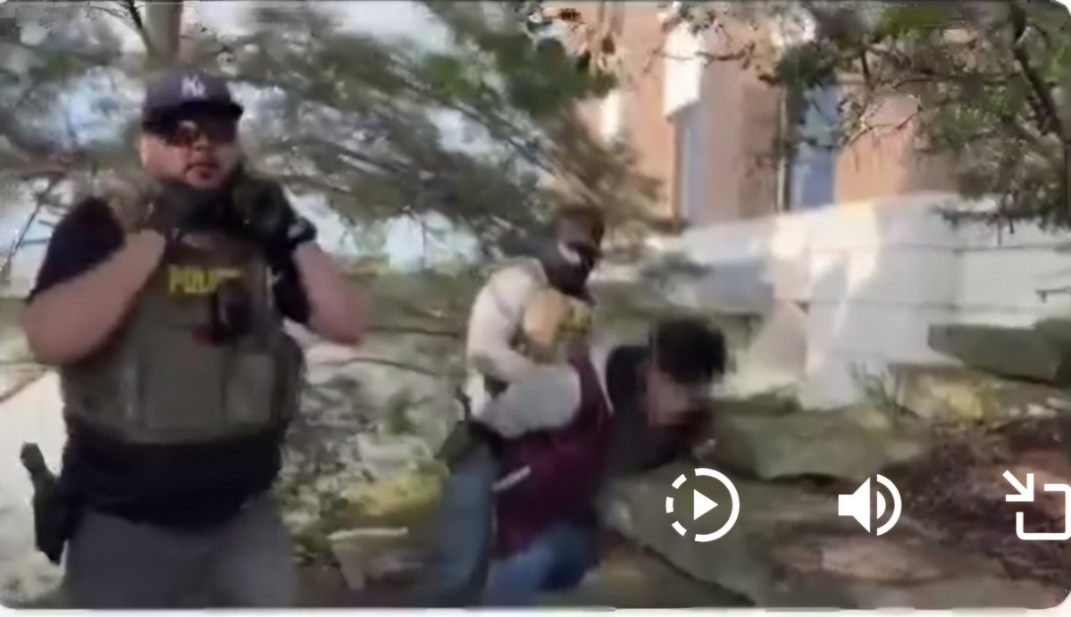 Z_Archer25's tweet photo. @LongTimeHistory I know I'm not the first to post this, but who is this fat fuck?

#AbolishICE https://t.co/KcqFO4waOX