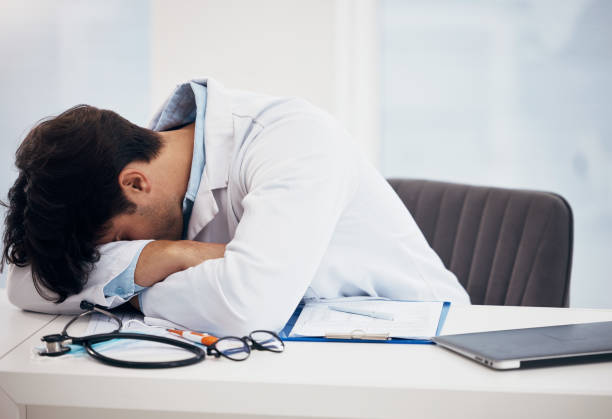 AdamPrabata's tweet photo. Sebagai dokter yang pernah pendidikan + jaga dengan durasi 30+ jam nonstop pas koas dan PPDS, gue selalu curiga ada titik di mana kerja semakin lama itu TIDAK semakin produktif, bahkan bisa 'berbahaya'. 

Ternyata ada studi ekonomi yang membuktikan ini, dan datanya justru dari 100 tahun lalu. Jadi ada peneliti bernama John Pencavel dari Stanford University menganalisis ulang data pekerja pabrik amunisi Inggris di Perang Dunia I dan hasilnya dipublikasi di The Economic Journal tahun 2015.

Hasil penelitiannya menunjukkan bahwa durasi kerja di bawah sekitar 49 jam per minggu, hasil pekerjaan naik proporsional sebanding dengan jam kerja. Tapi di atas ambang itu, kurvanya berubah. 

Setiap jam tambahan menghasilkan output pekerjaan yang makin kecil. Dan durasi kerja di atas 55 jam per minggu, efeknya nyaris hilang, bahkan pekerja yang kerja 70 jam seminggu, output totalnya praktis setara sama yang kerja 55 jam. Bisa dibilang 15 jam terakhir itu kontribusinya ke hasil kerja nyaris nol.

Satu hal yang perlu gue tegaskan adalah ini data dari pekerja pabrik 100+ tahun lalu, bentuknya juga kerjaan fisik dan repetitif, bukan knowledge work kayak nulis kode atau kaya kerja jaga IGD. Jadi angka persisnya nggak bisa langsung digeneralisir ke semua jenis pekerjaan. 

Tapi konsep dan arah penelitiannya adalah fatigue bikin hasil yang diharapkan dari jam kerja yang panjang itu malah makin buruk. Hasil ini konsisten sama riset modern soal sleep deprivation dan performa kognitif.

Kita sering anggap jam kerja panjang itu bukti dedikasi. Tapi penelitian ini bilang bahwa di titik tertentu, itu cuma ilusi produktivitas. Udah badan capek, tapi hasilnya nggak nambah. 

Kerja keras itu penting. Tapi kerja panjang GAK SELALU artinya kerja produktif. 

Semoga bermanfaat!

Sumber Ilmiah:
Pencavel, J. (2015). The productivity of working hours. The Economic Journal.