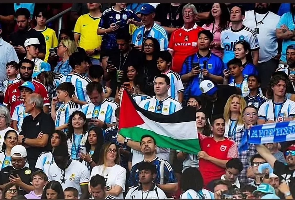 7ilevx_'s tweet photo. ملك الانسانية 🐐  صور ما يظهرها الاعلام كعادته ولا كان ما صار كريستيانو بالصورة الا من الاعلام 😂 https://t.co/ycrz1WV77k