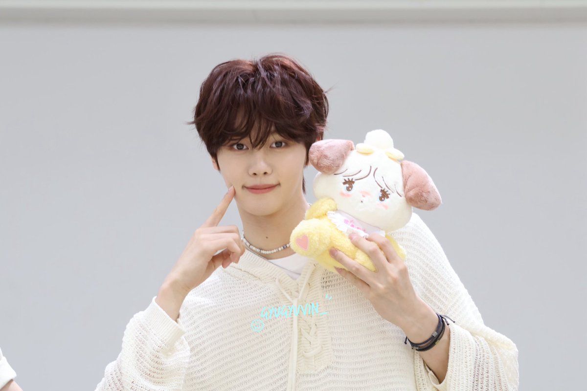 gyugyuvin_'s tweet photo. 260709 神戸 サイン会 고베 사인회 オフイベ

スフレ🐶💛

 #AND2BLE  #앤더블  #김규빈   #kimgyuvin https://t.co/EmUJBibR4P