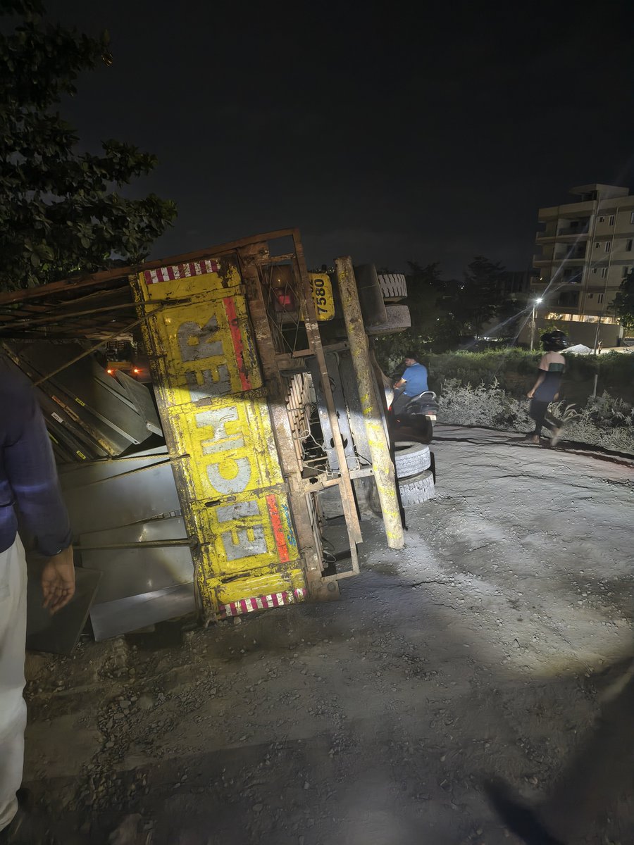 gaurav0604_'s tweet photo. Thanks @blrcitytraffic @GBA_office @ICCCBengaluru @BDAOfficialGok I had complaint about the road but no one took any responsibility and today accident has happened but still there will be 0 accountability who is responsible??? For the accident and the cheap road #accident https://t.co/FnXEIqiJiz