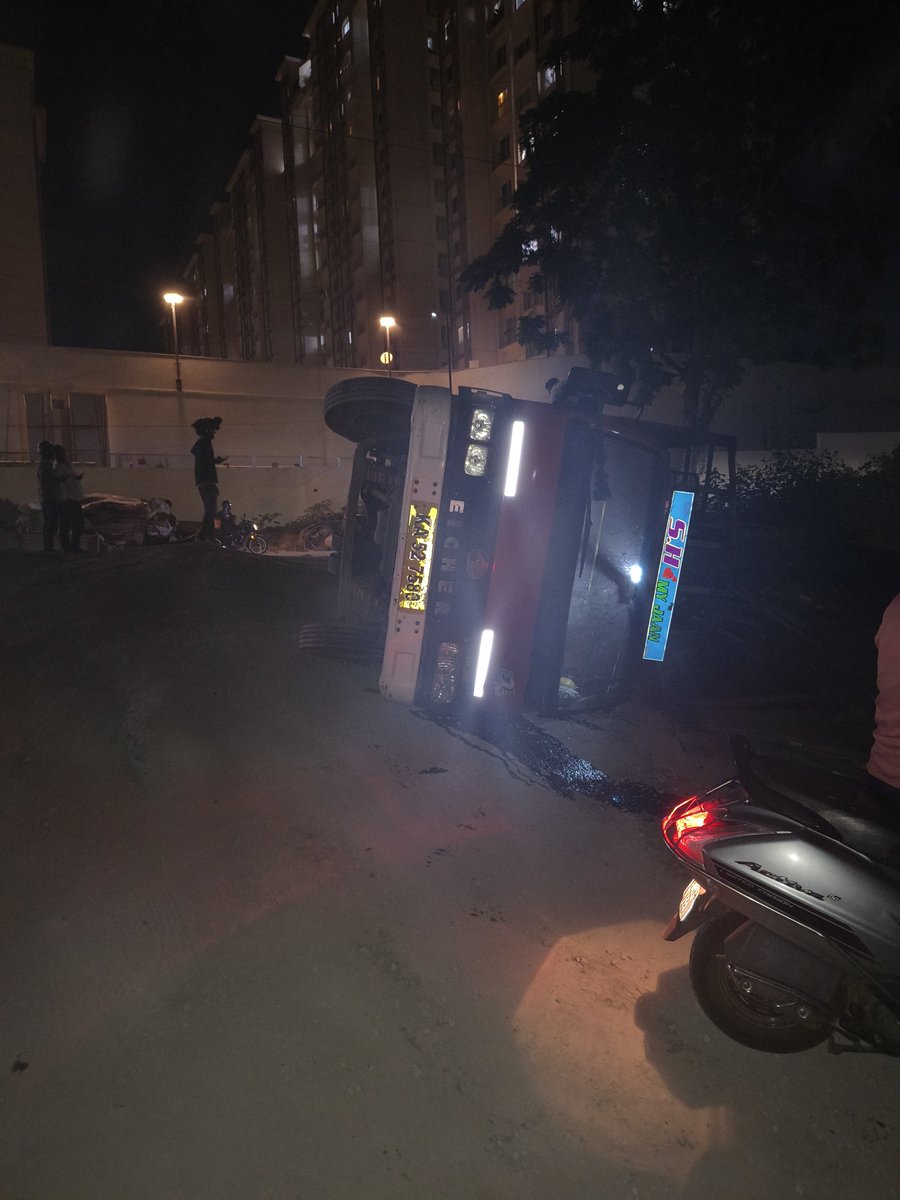 gaurav0604_'s tweet photo. Thanks @blrcitytraffic @GBA_office @ICCCBengaluru @BDAOfficialGok I had complaint about the road but no one took any responsibility and today accident has happened but still there will be 0 accountability who is responsible??? For the accident and the cheap road #accident https://t.co/FnXEIqiJiz