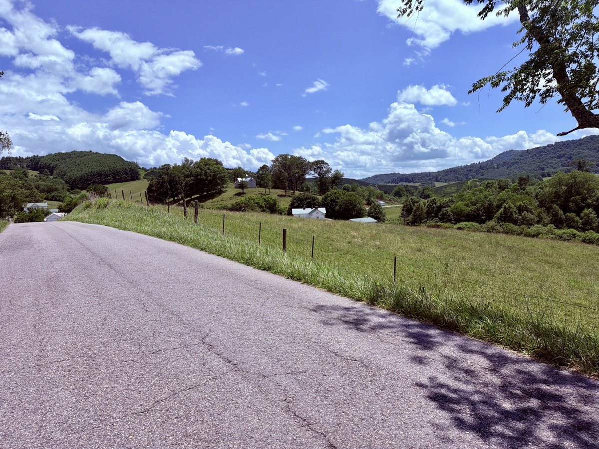 CharlieSLIII's tweet photo. It was a beautiful afternoon for a bicycle ride in Grayson County Virginia. The temperature was perfect today! https://t.co/CxXcRuy0of