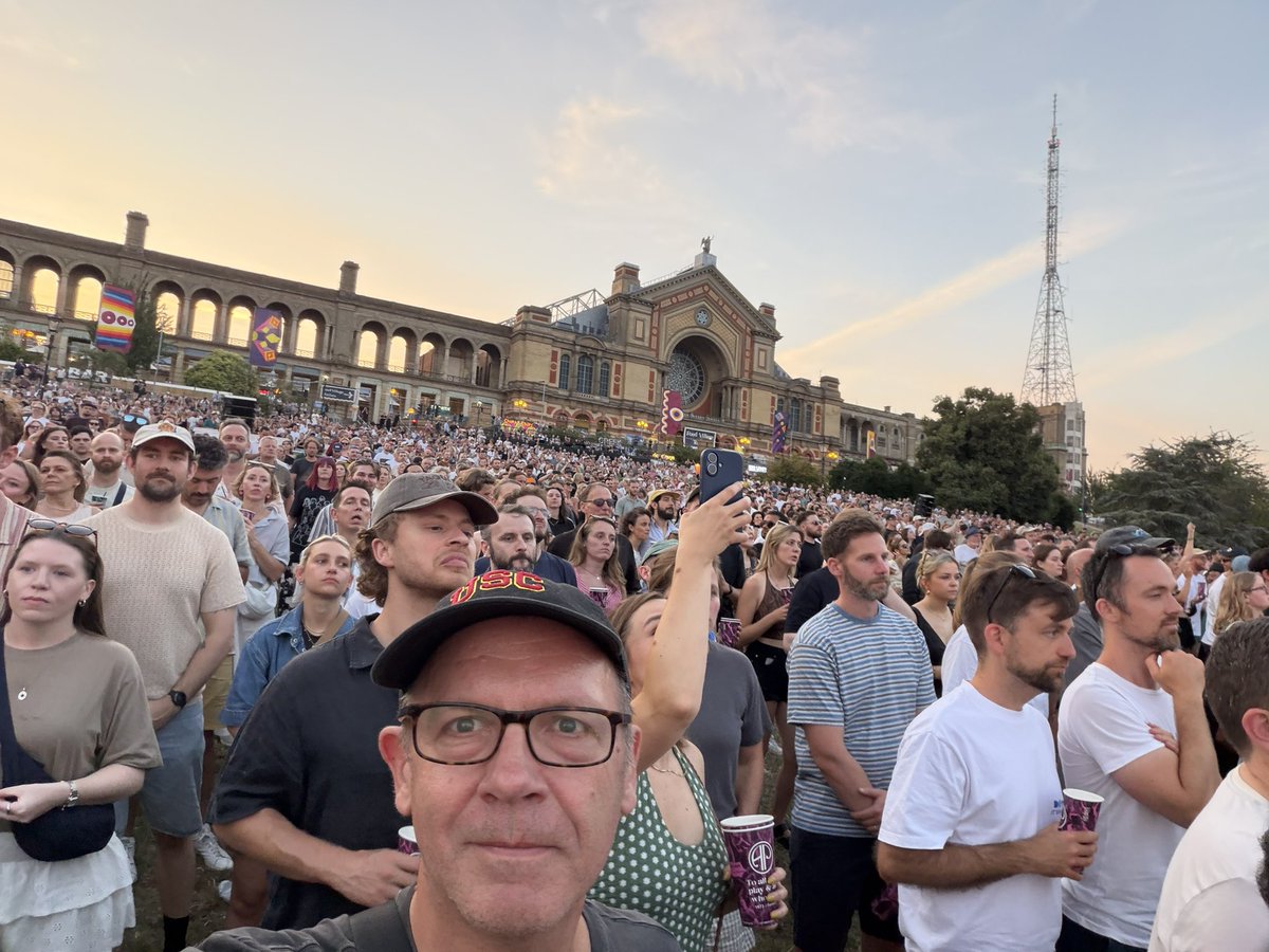 teacherhead's tweet photo. 💕@themaccabees AllyPally.. 
Absolute legends https://t.co/CNX4TTW7ud