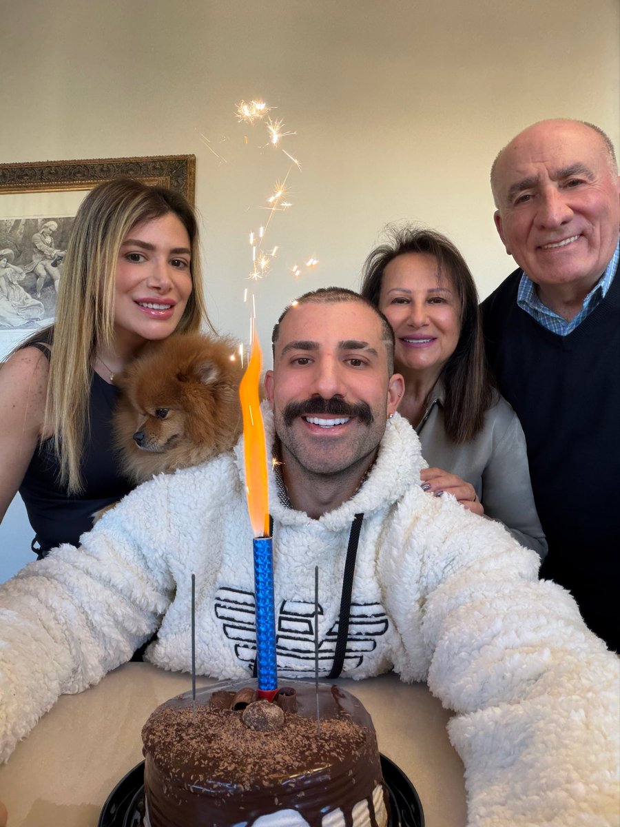 KaysarDadour's tweet photo. Hoje é meu dia, mas quem ganha presente sou eu: ter vocês comigo FAMÍLIA ❤️🙏 #felizaniversario #família #kaysar #brasil https://t.co/tBsVKu3KCP