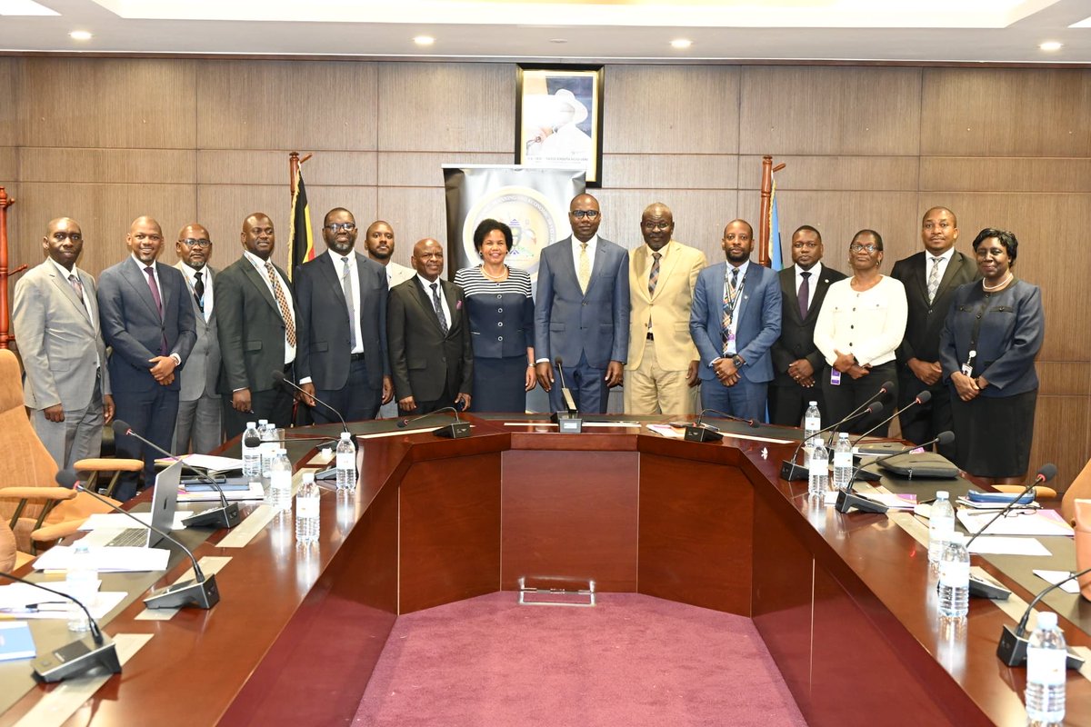 DPFUganda's tweet photo. Earlier today, the DPF Board of Directors and Management met Hon. Henry Musasizi, CPA (@henrymusasizi1), Minister of Finance, Planning and Economic Development, to review DPF’s key achievements and strategic outlook.

Highlights from the engagement:

☑️ The DPF fund size has grown 5-fold since 2017; from UGX 470 billion to UGX 2.3 trillion.

☑️ Over 98% of all deposit accounts in Uganda are fully protected under the current UGX 10M coverage limit. This is above the global benchmark of 96%. 

☑️ Consultations are underway on a proposal to revise the current coverage limit from UGX 10 million.

The Hon. Minister pledged support to the Fund in achievement of its mandate.
@mofpedU 

#Yourdepositsareprotected up to UGX 10m.