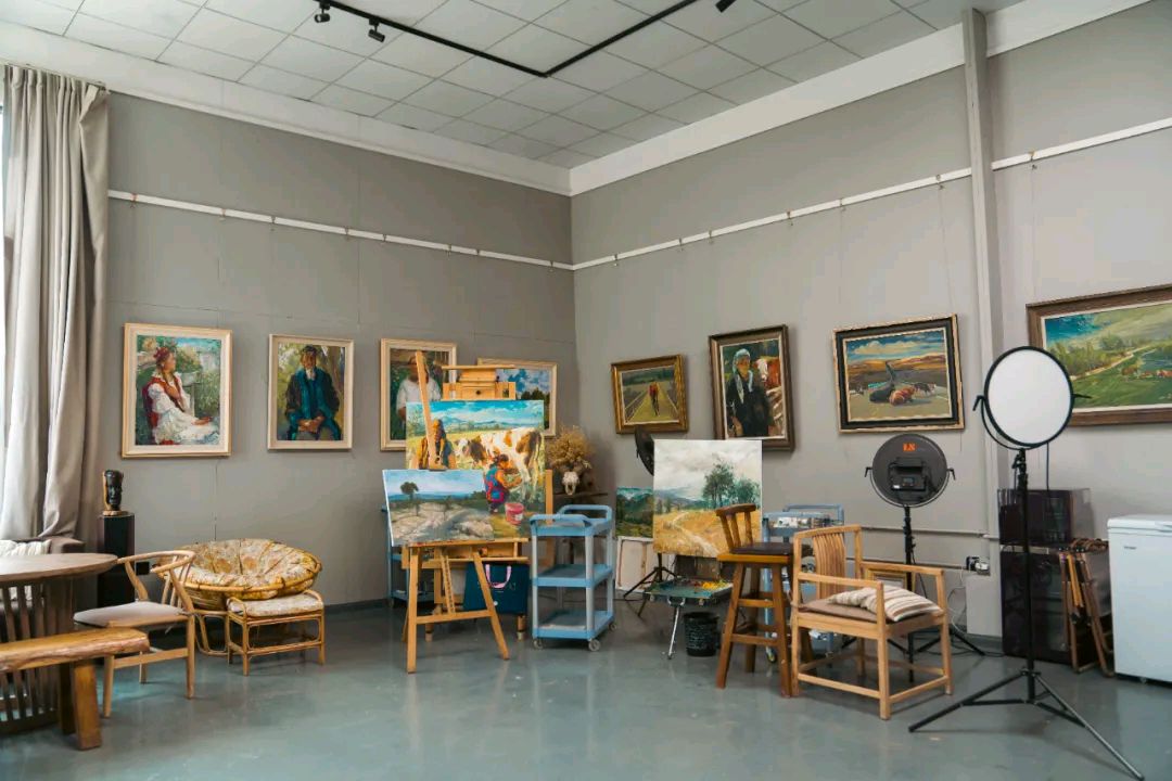 KnowMeClan's tweet photo. Drop by this pop-up art studio after work tonight! Get hands-on with watercolor landscapes, chat with local artists, and take a cute piece home under an hour. No experience needed! #ArtNight #LocalArt, https://t.co/MrJ5zlsw23