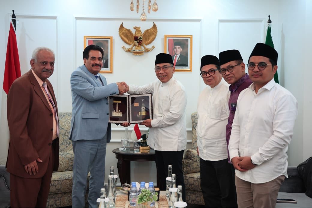 YemenEmbJkt's tweet photo. السفير بلفقيه يلتقي رئيس جمعية نهضة العلماء الإندونيسية

التقى سعادة السفير سالم أحمد بلفقيه، اليوم الخميس الموافق 9 يوليو 2026م، فضيلة الشيخ يحيى خليل ستاكوف «غوس يحيى»، رئيس المجلس التنفيذي لجمعية نهضة العلماء الإندونيسية PBNU، وذلك في مقر الجمعية بالعاصمة جاكرتا.

وبحث الجانبان سبل تعزيز التعاون في مجالي التعليم والثقافة، بما يعزز العلاقات التاريخية بين اليمن وإندونيسيا، وذلك بالنظر إلى ما تمثله جمعية نهضة العلماء، بوصفها أكبر جمعية إسلامية في إندونيسيا، ومن أكبر المنظمات الإسلامية في العالم.

كما استعرض الجانبان آخر المستجدات على صعيد الأوضاع في اليمن وانعكاساتها على جهود إحلال السلام وتحقيق الاستقرار في اليمن والمنطقة، وأكدا أهمية استمرار التواصل والتعاون بما يخدم العلاقات الثنائية بين البلدين الصديقين.

حضر اللقاء المستشار ناصر سعيد إبراهيم، وعدد من قيادات جمعية نهضة العلماء.