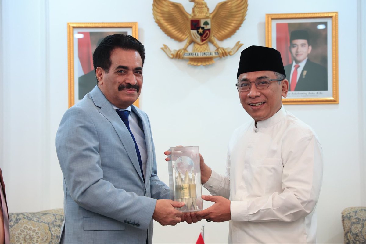 YemenEmbJkt's tweet photo. السفير بلفقيه يلتقي رئيس جمعية نهضة العلماء الإندونيسية

التقى سعادة السفير سالم أحمد بلفقيه، اليوم الخميس الموافق 9 يوليو 2026م، فضيلة الشيخ يحيى خليل ستاكوف «غوس يحيى»، رئيس المجلس التنفيذي لجمعية نهضة العلماء الإندونيسية PBNU، وذلك في مقر الجمعية بالعاصمة جاكرتا.

وبحث الجانبان سبل تعزيز التعاون في مجالي التعليم والثقافة، بما يعزز العلاقات التاريخية بين اليمن وإندونيسيا، وذلك بالنظر إلى ما تمثله جمعية نهضة العلماء، بوصفها أكبر جمعية إسلامية في إندونيسيا، ومن أكبر المنظمات الإسلامية في العالم.

كما استعرض الجانبان آخر المستجدات على صعيد الأوضاع في اليمن وانعكاساتها على جهود إحلال السلام وتحقيق الاستقرار في اليمن والمنطقة، وأكدا أهمية استمرار التواصل والتعاون بما يخدم العلاقات الثنائية بين البلدين الصديقين.

حضر اللقاء المستشار ناصر سعيد إبراهيم، وعدد من قيادات جمعية نهضة العلماء.