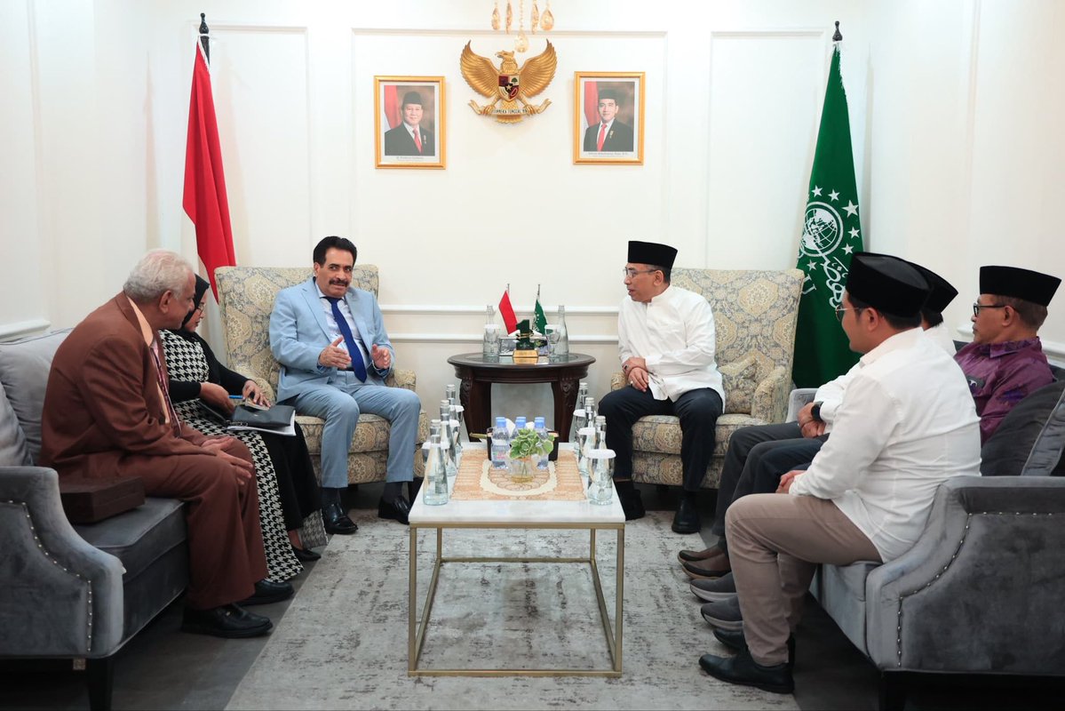 YemenEmbJkt's tweet photo. السفير بلفقيه يلتقي رئيس جمعية نهضة العلماء الإندونيسية

التقى سعادة السفير سالم أحمد بلفقيه، اليوم الخميس الموافق 9 يوليو 2026م، فضيلة الشيخ يحيى خليل ستاكوف «غوس يحيى»، رئيس المجلس التنفيذي لجمعية نهضة العلماء الإندونيسية PBNU، وذلك في مقر الجمعية بالعاصمة جاكرتا.

وبحث الجانبان سبل تعزيز التعاون في مجالي التعليم والثقافة، بما يعزز العلاقات التاريخية بين اليمن وإندونيسيا، وذلك بالنظر إلى ما تمثله جمعية نهضة العلماء، بوصفها أكبر جمعية إسلامية في إندونيسيا، ومن أكبر المنظمات الإسلامية في العالم.

كما استعرض الجانبان آخر المستجدات على صعيد الأوضاع في اليمن وانعكاساتها على جهود إحلال السلام وتحقيق الاستقرار في اليمن والمنطقة، وأكدا أهمية استمرار التواصل والتعاون بما يخدم العلاقات الثنائية بين البلدين الصديقين.

حضر اللقاء المستشار ناصر سعيد إبراهيم، وعدد من قيادات جمعية نهضة العلماء.