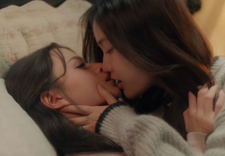 eiga_gurui's tweet photo. 現在午前4時半でしてね、夜勤中に職場でここを観てるわけですけども(仕事しろよ)、ぶっちゃけお互いのこういう表情をお芝居とはいえこんな近くで見て、どういう感情なんだろうかと、一人でニヤついてる私ってやばいんですよ🫠🫠🫠🫠🫠

THE AIR FINAL EPISODE
#เสน่หาวาโยตอนจบ https://t.co/iMdwzDDpZO