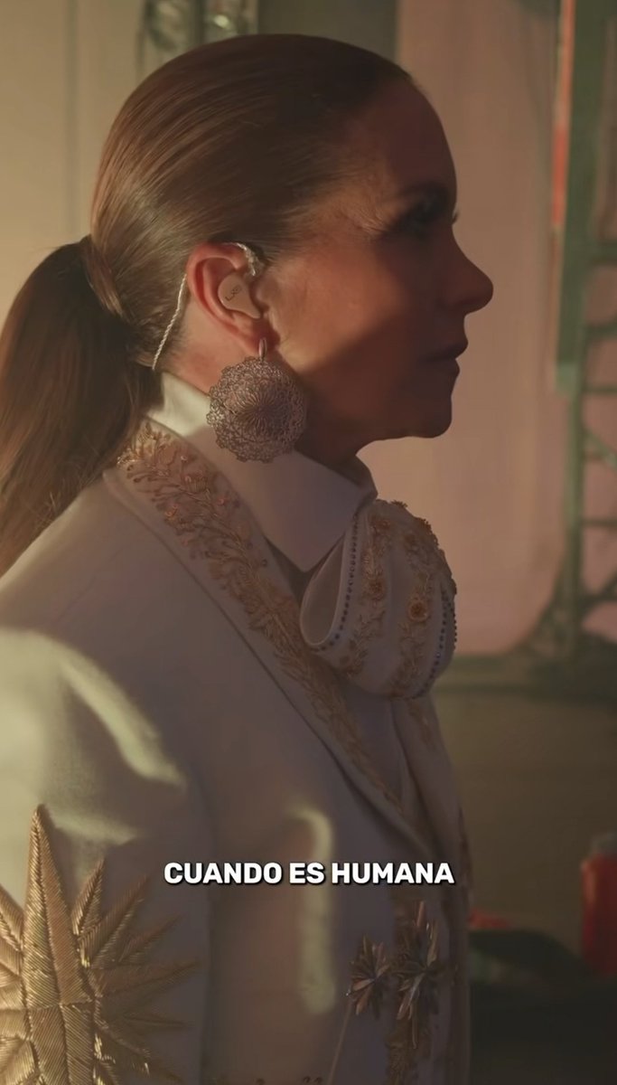 Soff_0612's tweet photo. Lo que Lucero representa es algo más allá de solo ser una artista, es un ser que transmite sentimientos, con cada detalle que tiene ella hace que todo tenga un brillo especial ✨️ 
🔗🇲🇽🎶
#fuertesdeclaraciones 
#Lucero
#conexiónmexicana https://t.co/bOooLh8nru