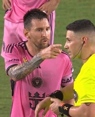 alaiasainxz's tweet photo. Messi tuvo q empezar a robar a naciones y el sueño de millones de aficionados para q la gente despertara pero ese retrasado siempre ha estado atracando y robando bajo proteccion a compañeros, equipos y con un marketing bestial para que la gente siguiera ciega. Ninguna es IA https://t.co/bACFtn6RxD