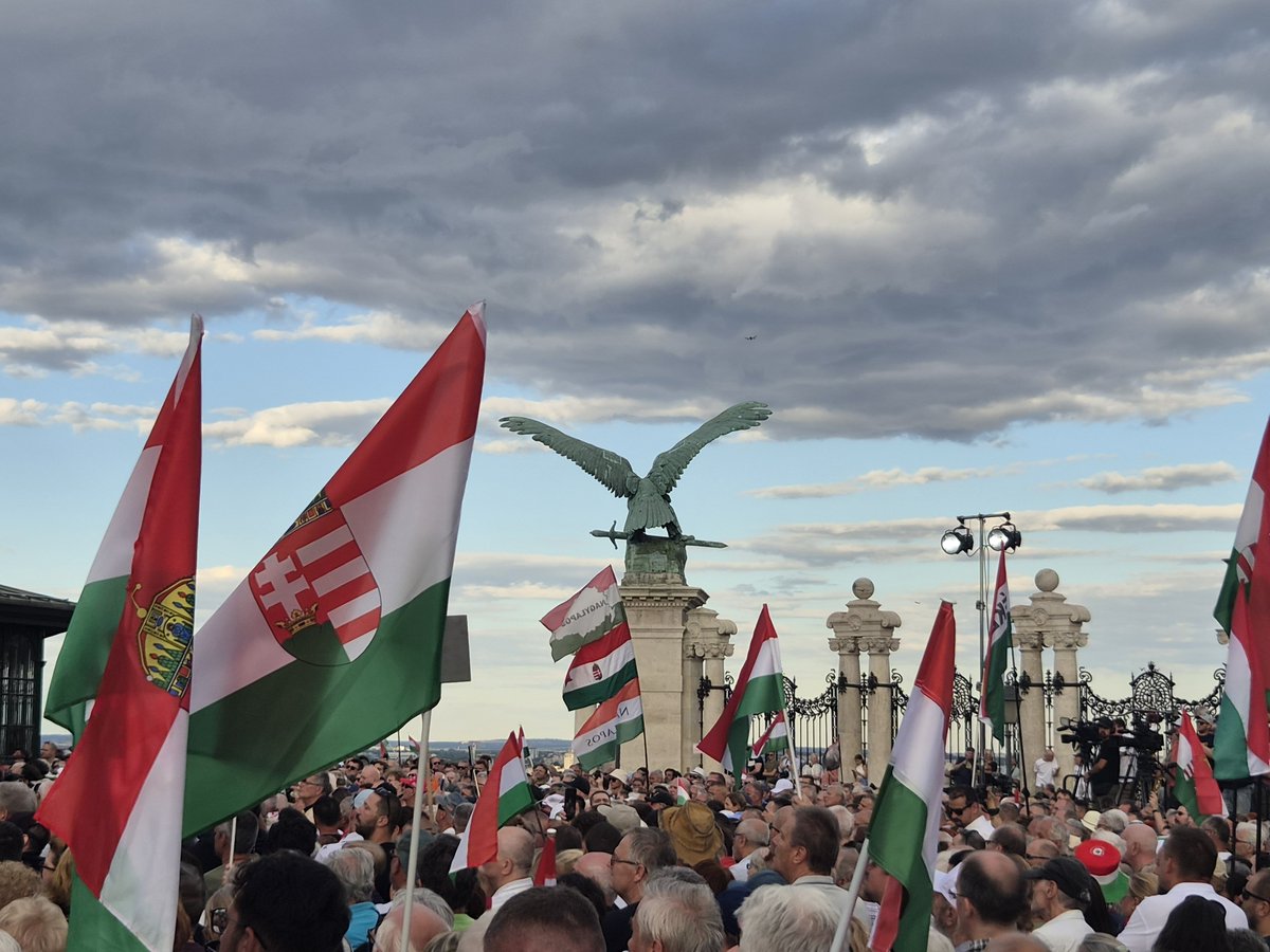 Bede_Zsolti's tweet photo. Protest against Péter Magyar's government.
After three months, there are already thousands on the streets of Budapest. https://t.co/uw9HFl1nZd